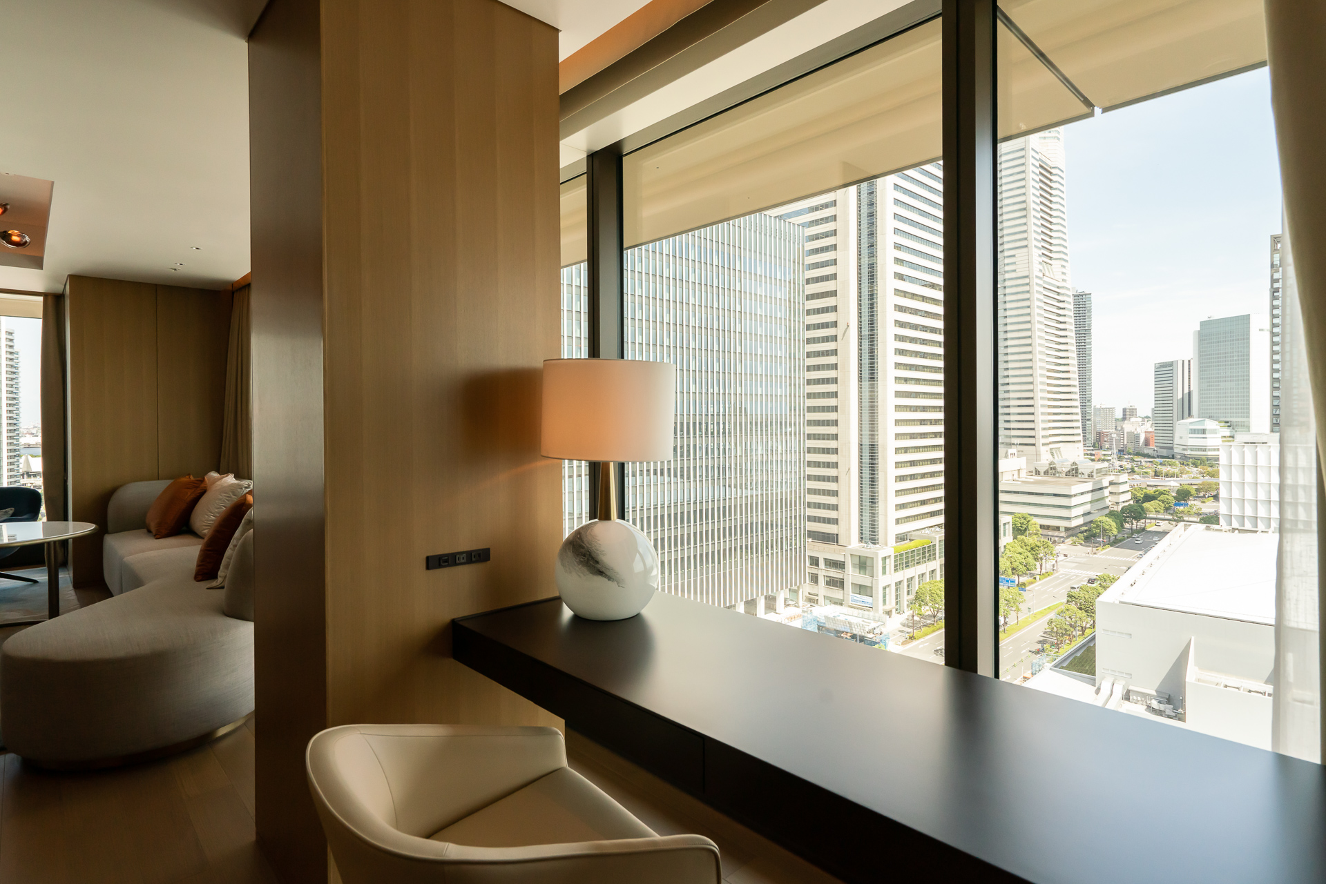 窓向きに配された広めのデスクは仕事も捗りそう