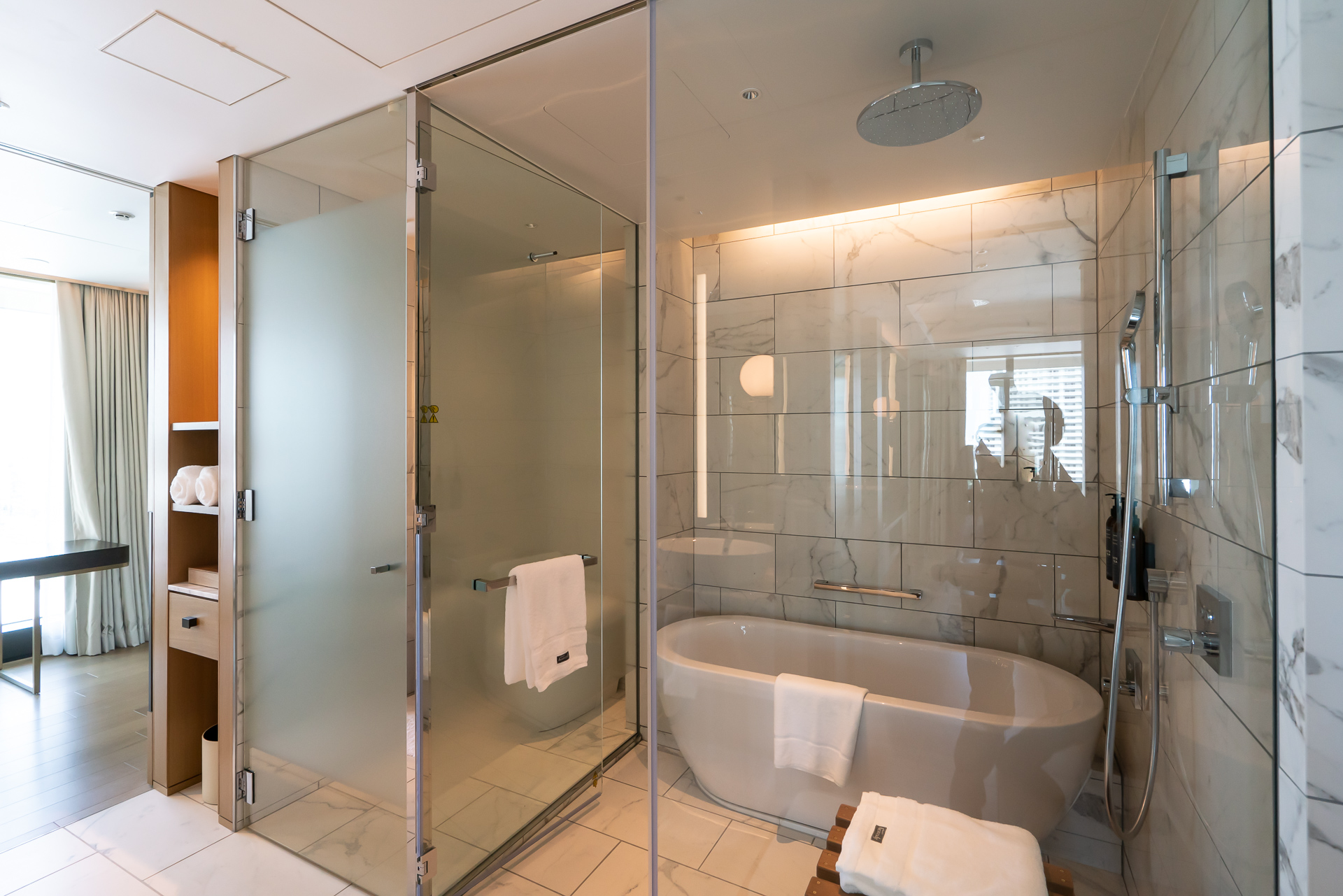 バスルームにはレインシャワー付き