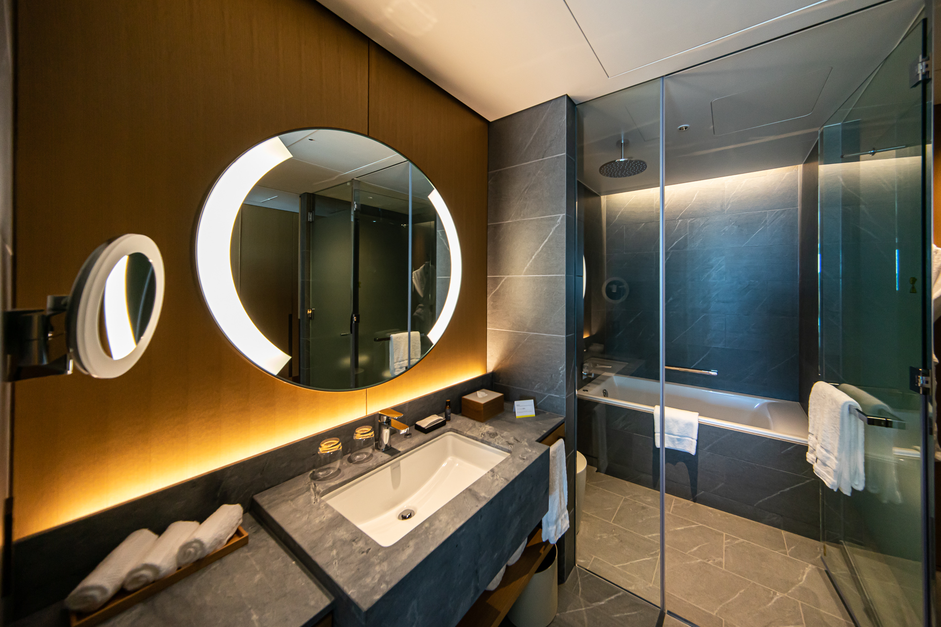 ベイルーム・ダブルの洗面とバスルーム