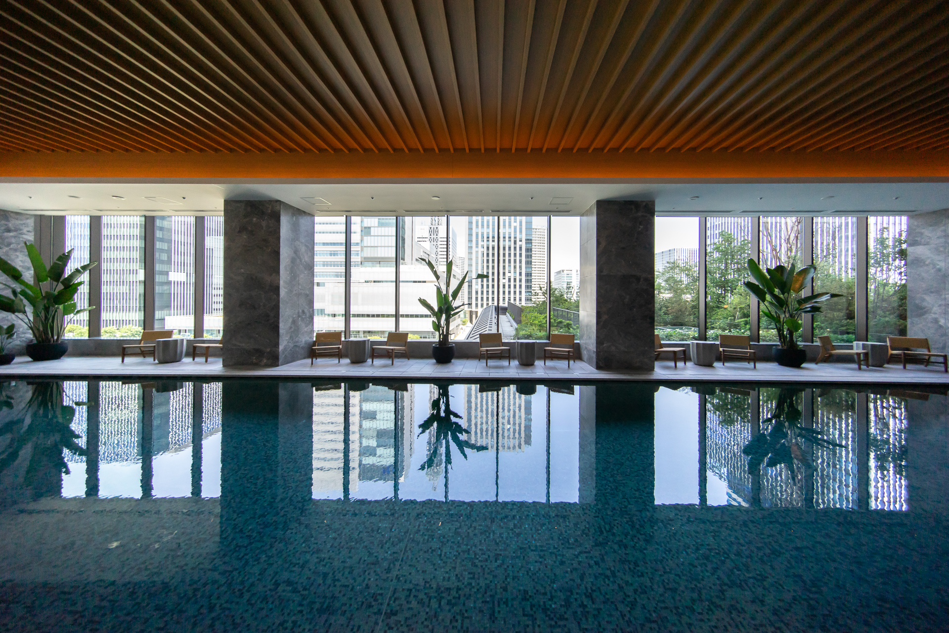 プールからも横浜の街並みが見える