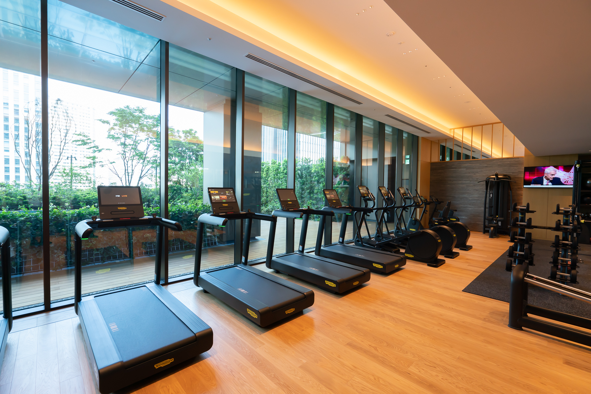 「ウェスティン ワークアウト・フィットネススタジオ」にはテクノジムのランニングマシンが多数並ぶ