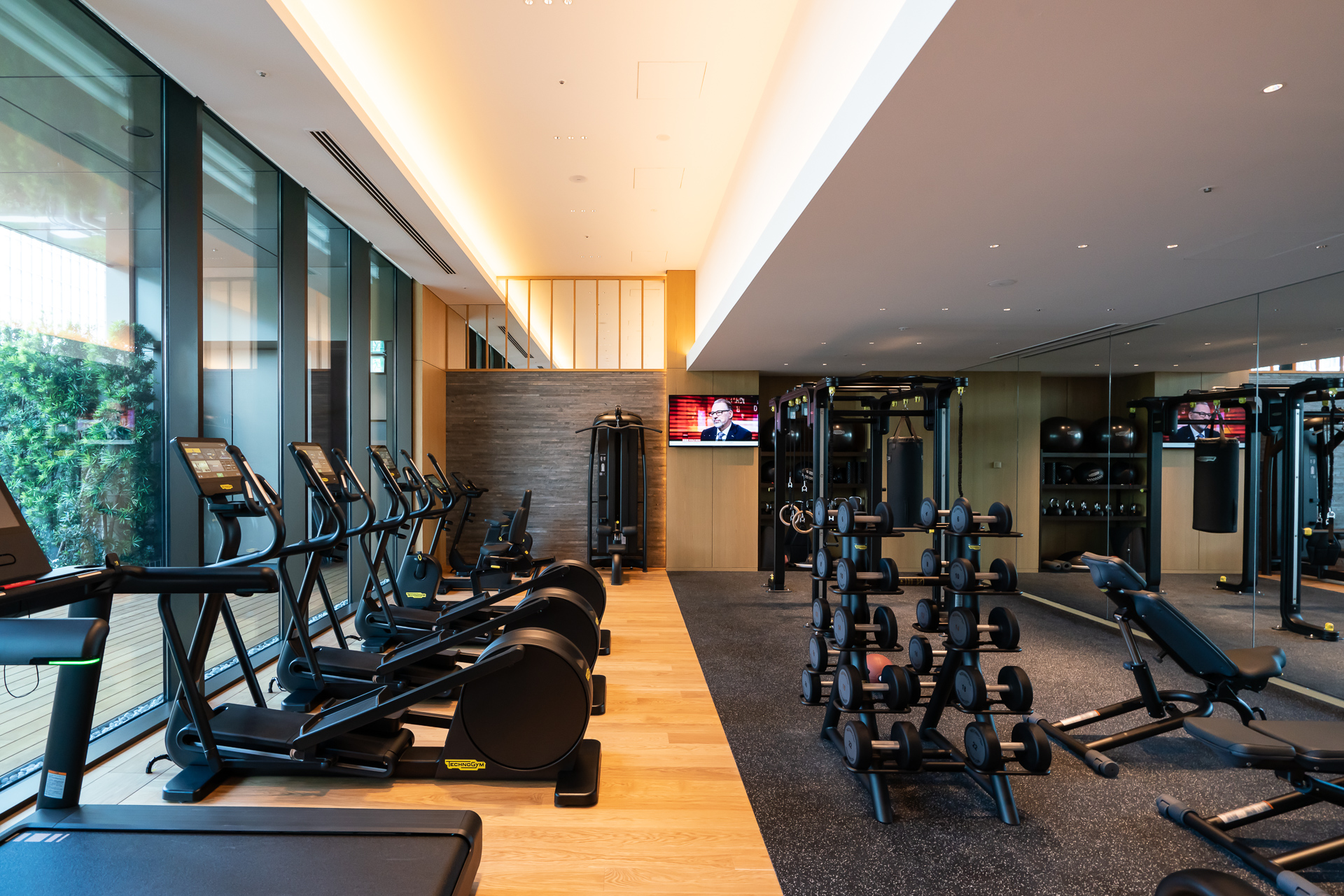 奥にはフリーウェイトのエリアもある