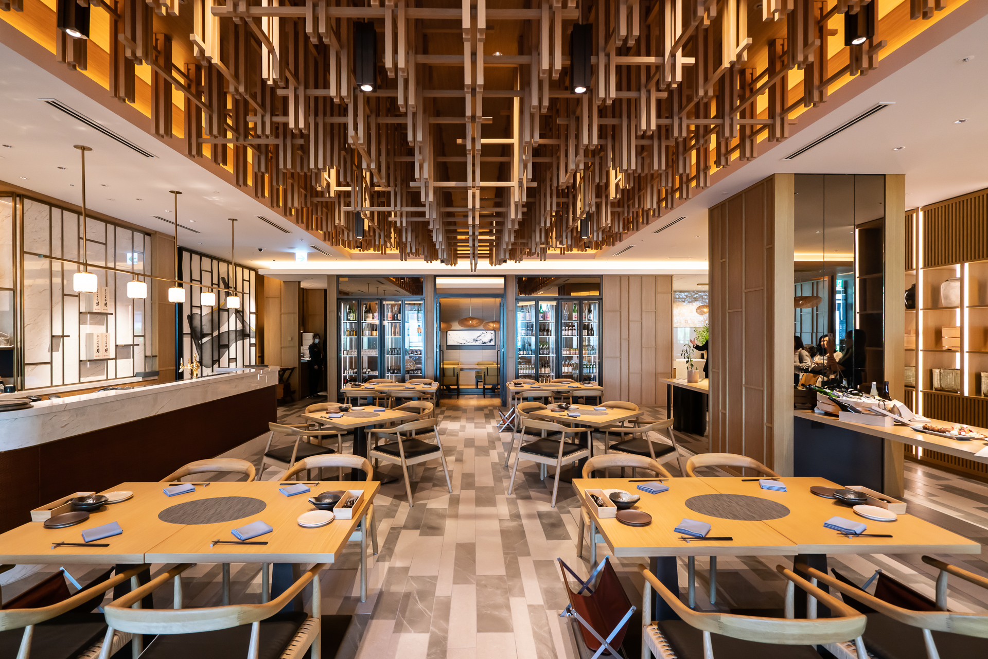 4人席。奥にはお酒が入った大きな冷蔵庫が見える