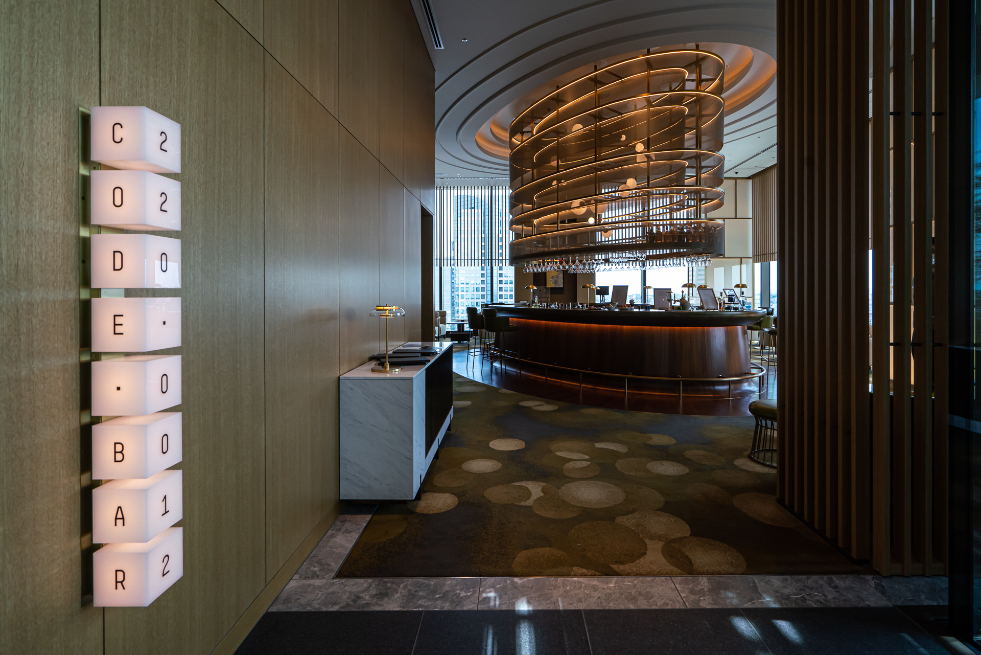 「コード・バー」入口。郵便番号がモチーフ