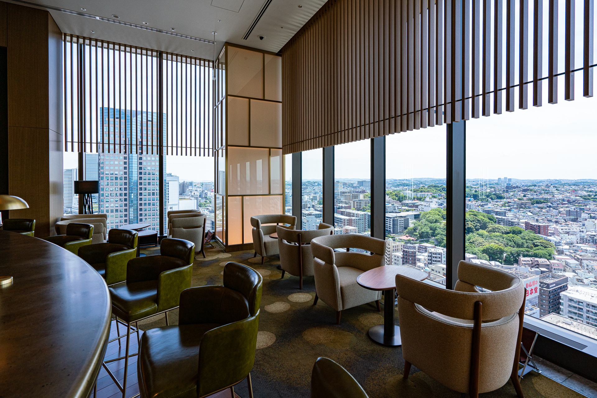 最上階の角にあたるので眺望は抜群。夜景も見てみたい