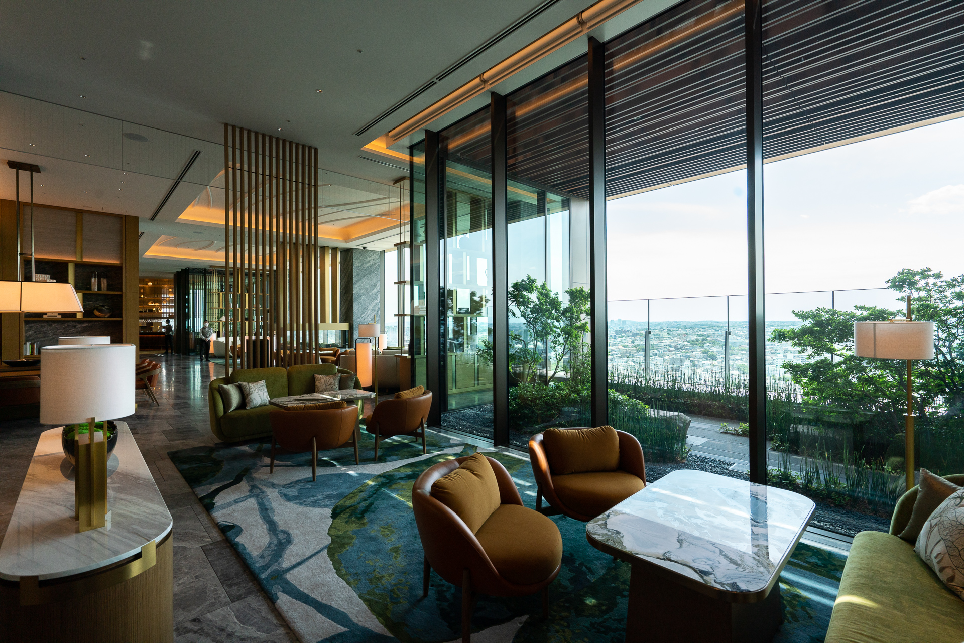 眺めのよいロビーラウンジで一息つける