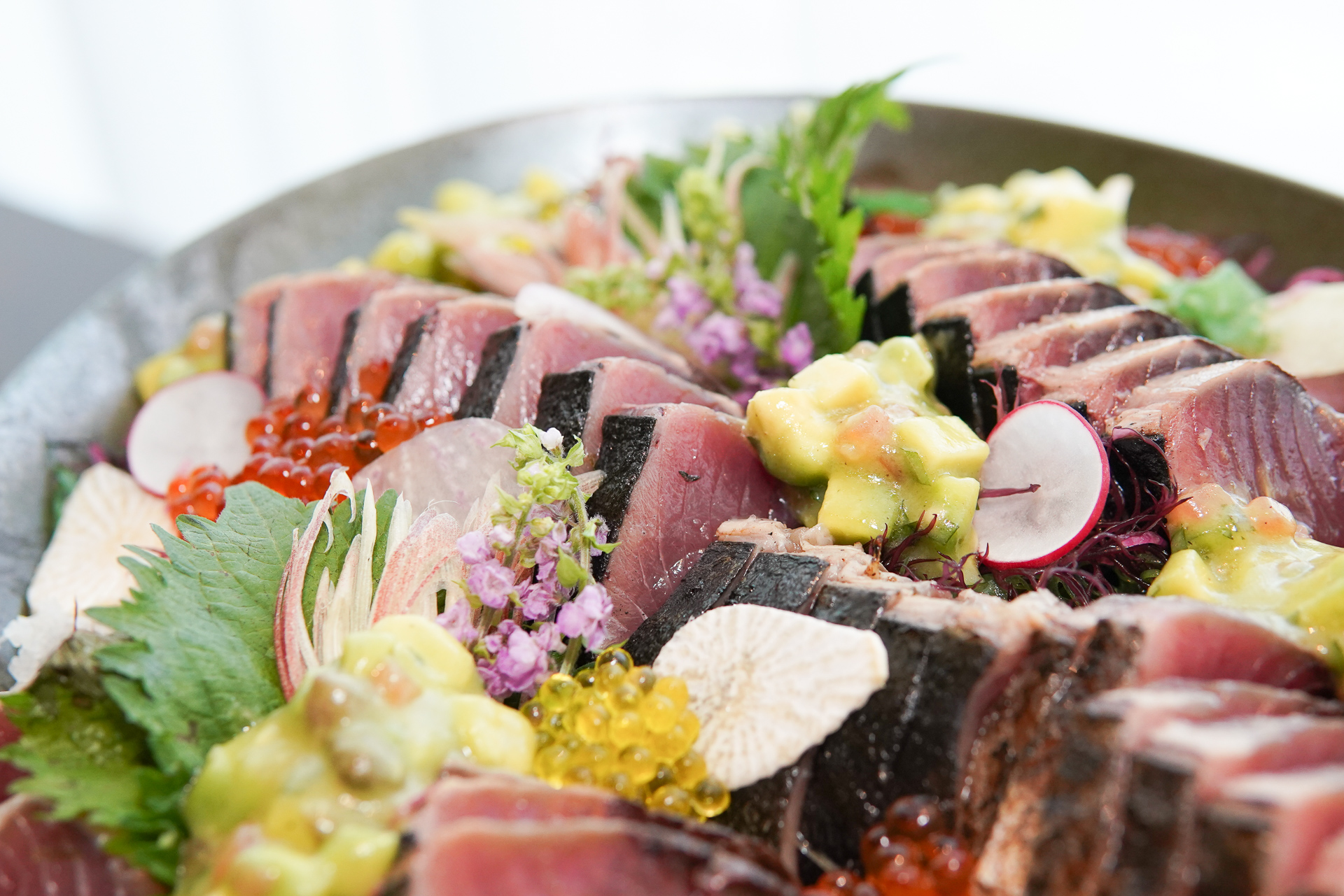 鰹のタタキ仕立て、海藻のサラダ、紫蘇とアヴォカドレリッシュ