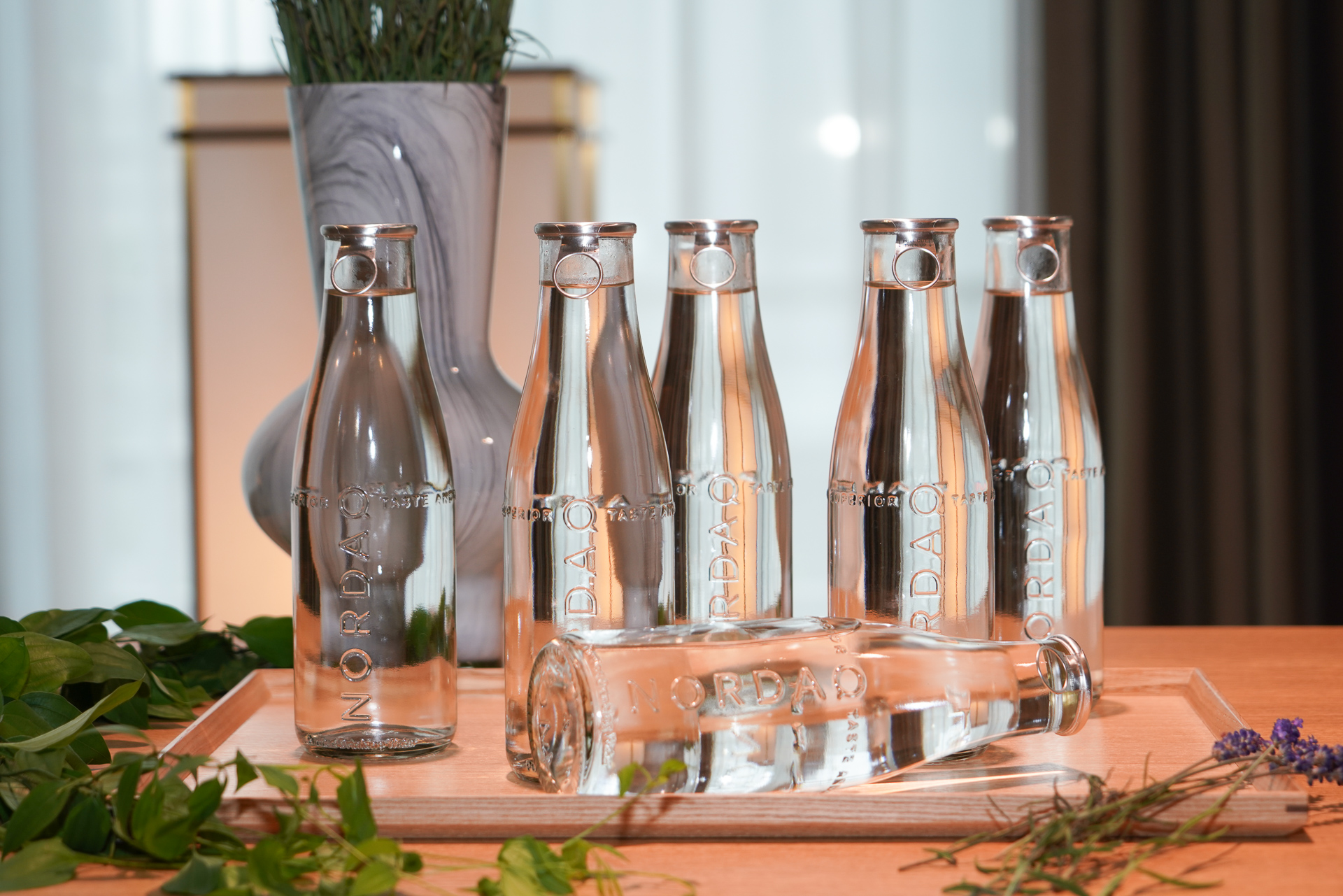 リサイクルボトルの「ノルダック・プレミアムウォーター」も展示