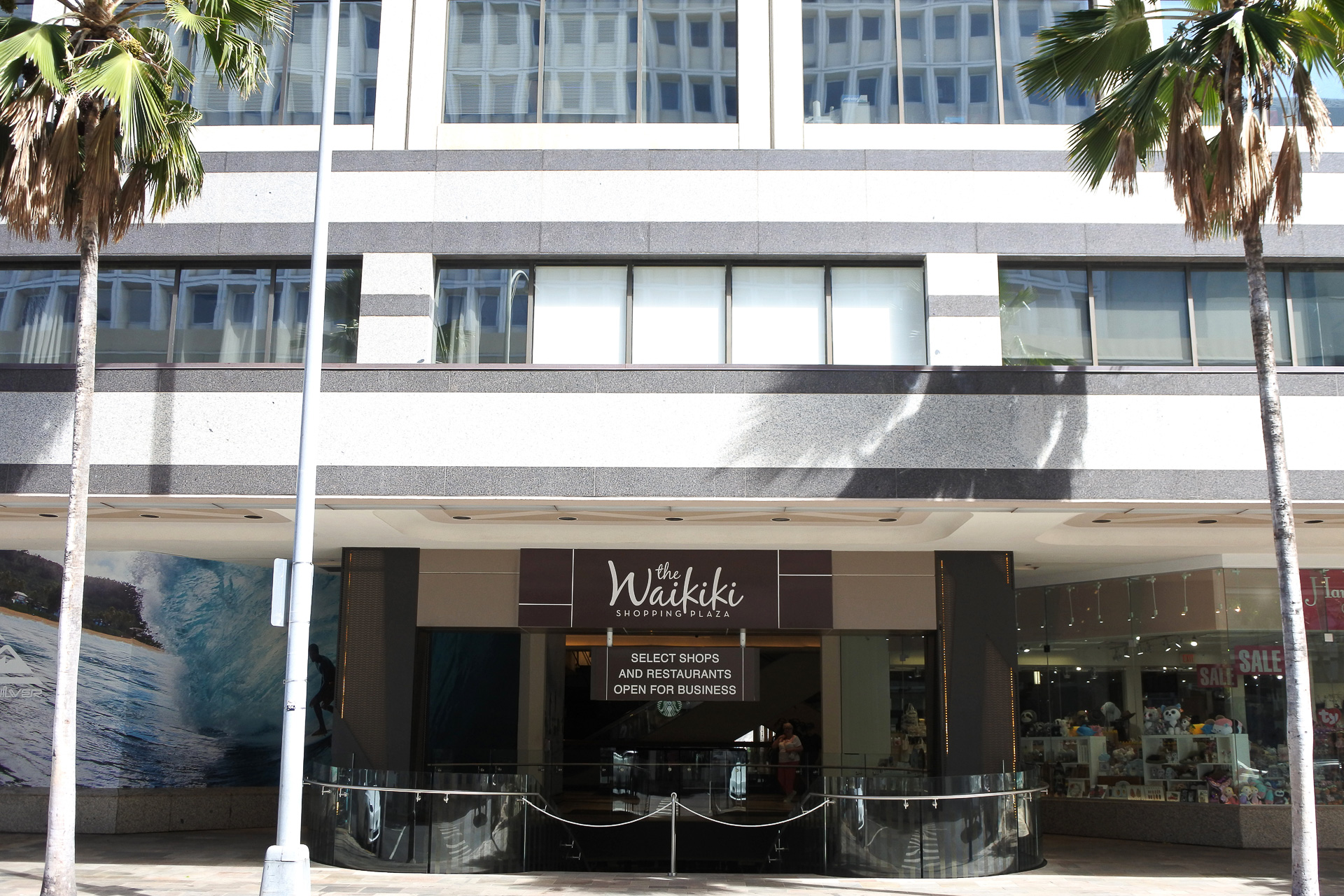 「ロイヤル・ハワイアン・センター」目の前の「ワイキキ ショッピング プラザ」4階に検査場があります
