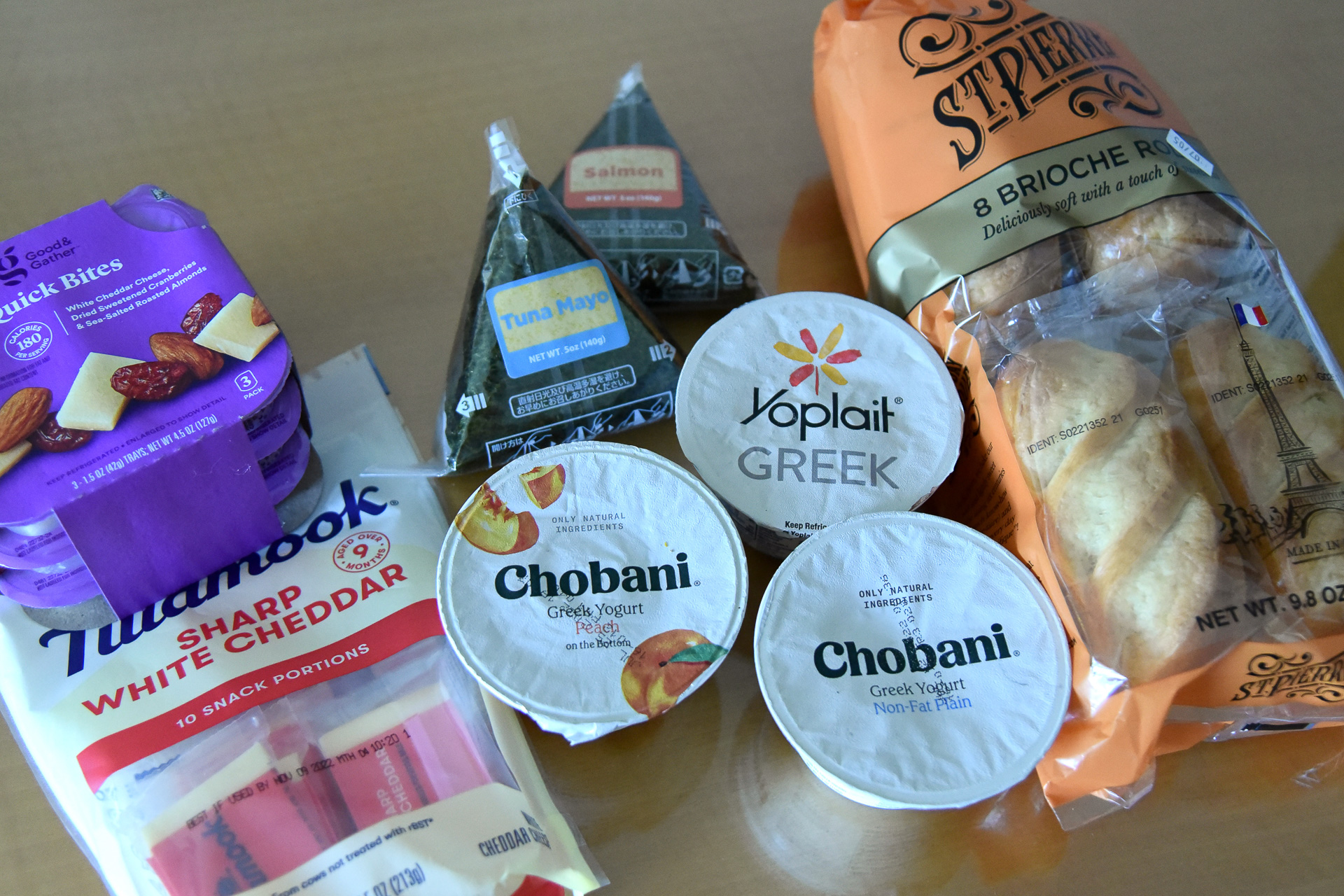 食料確保は、友人や現地でお世話になっている方々が届けてくれました。やわらかいパンやヨーグルト、日本食などいろいろ