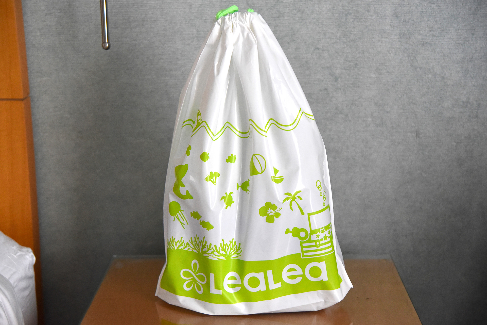 陽性時の初期対応として袋入りの必要アイテムが部屋に届きます