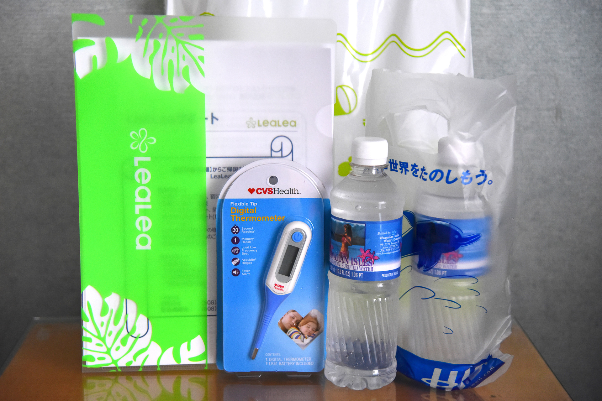 中身はこちら。「体温計、水（2本）、宿泊待機【隔離】資料」の3点セット