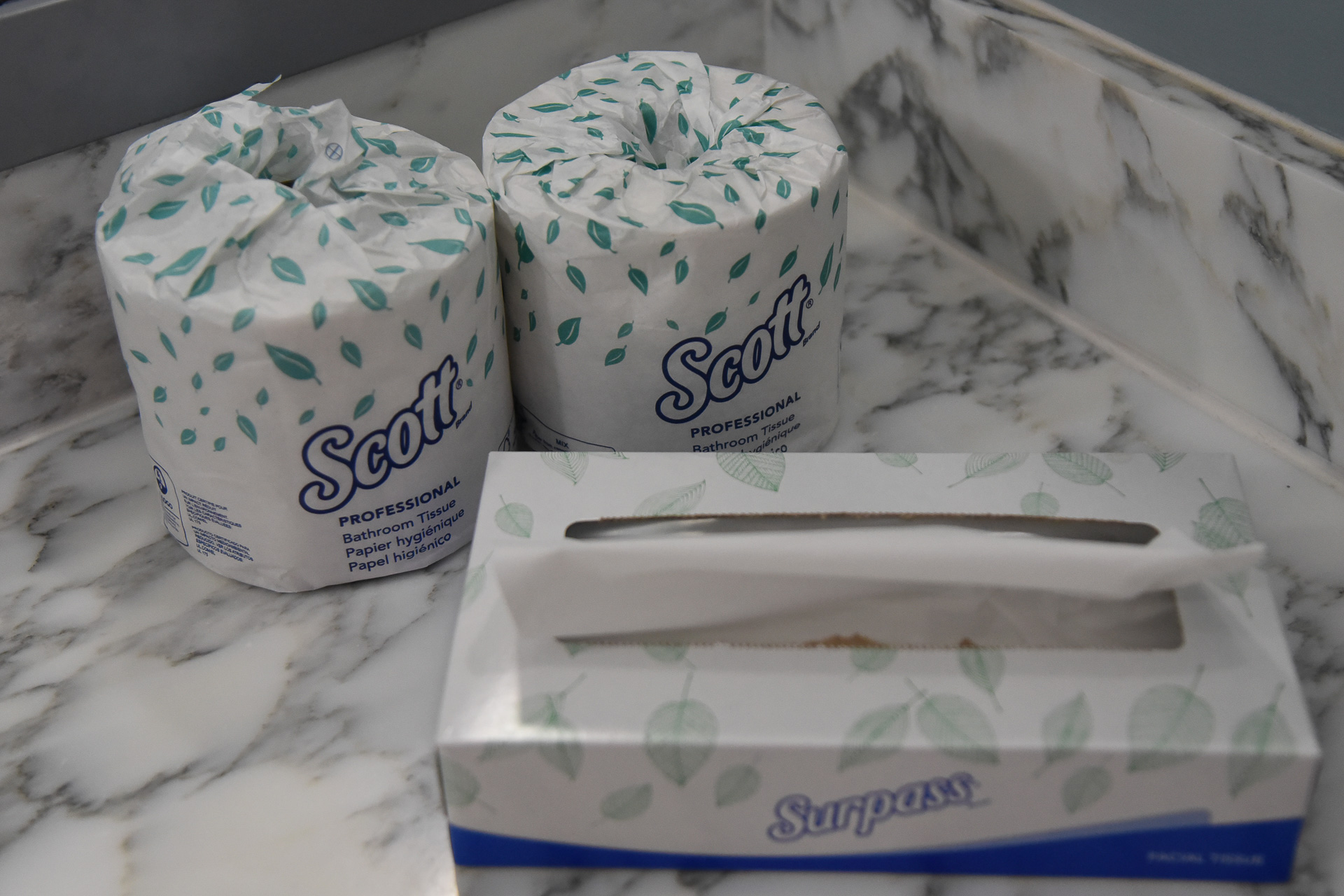 トイレットペーパーやアメニティはフロントに連絡すれば予備を持ってきてもらえます