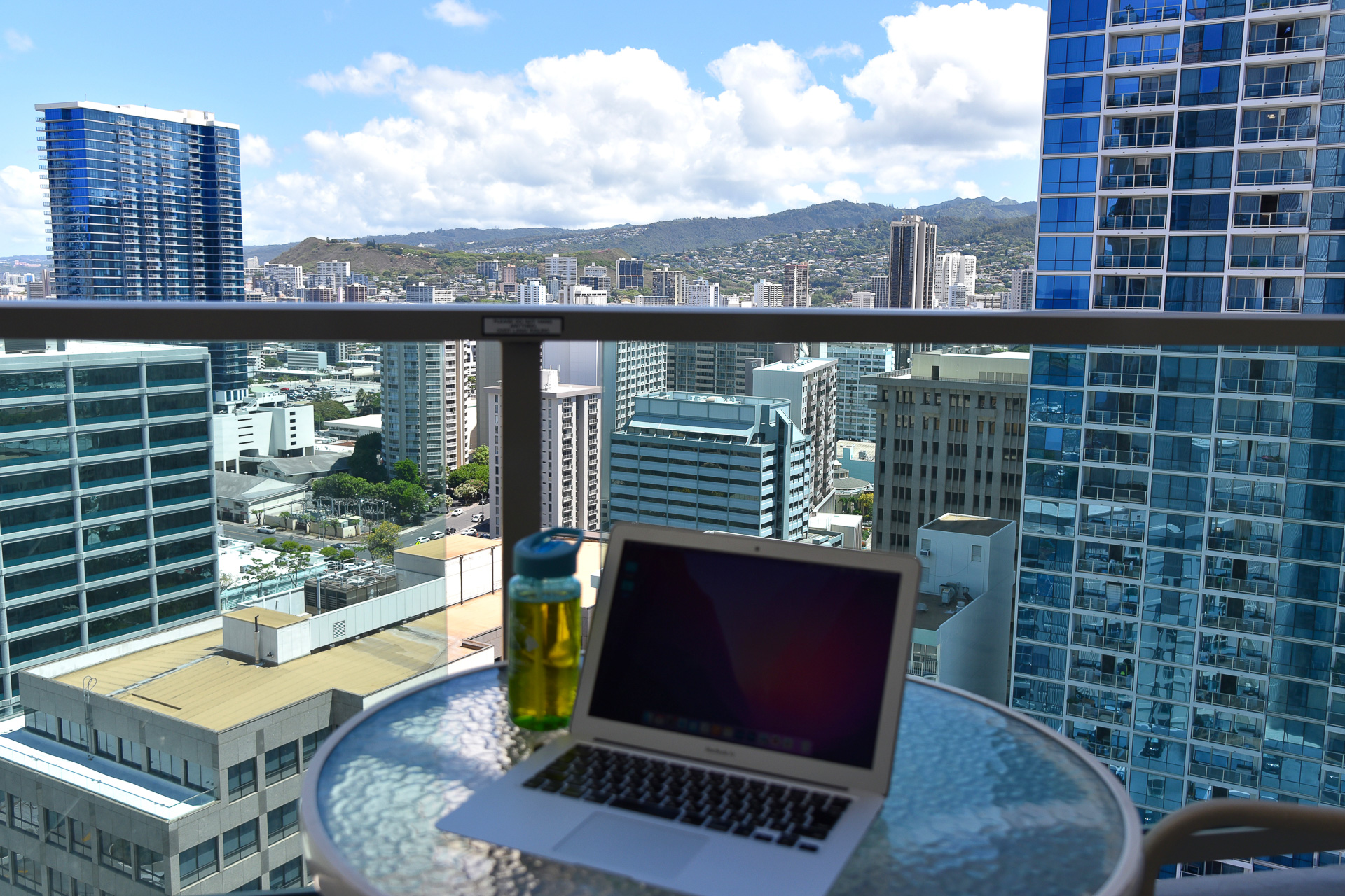 隔離時は気分転換も大事。青空の下ラナイでテレワークを実施