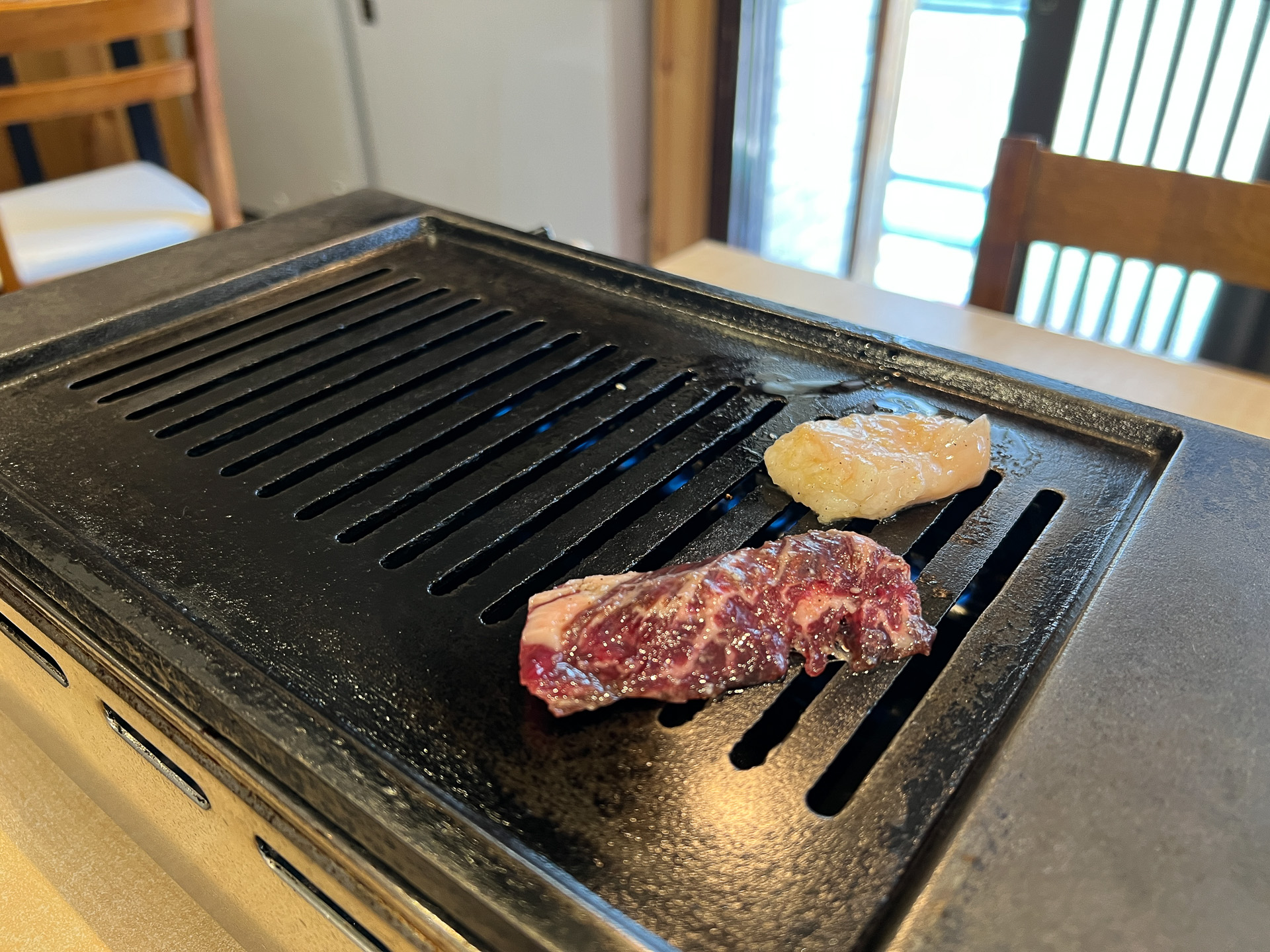 このグリルを見ると、焼肉食べに来た！って実感しますね