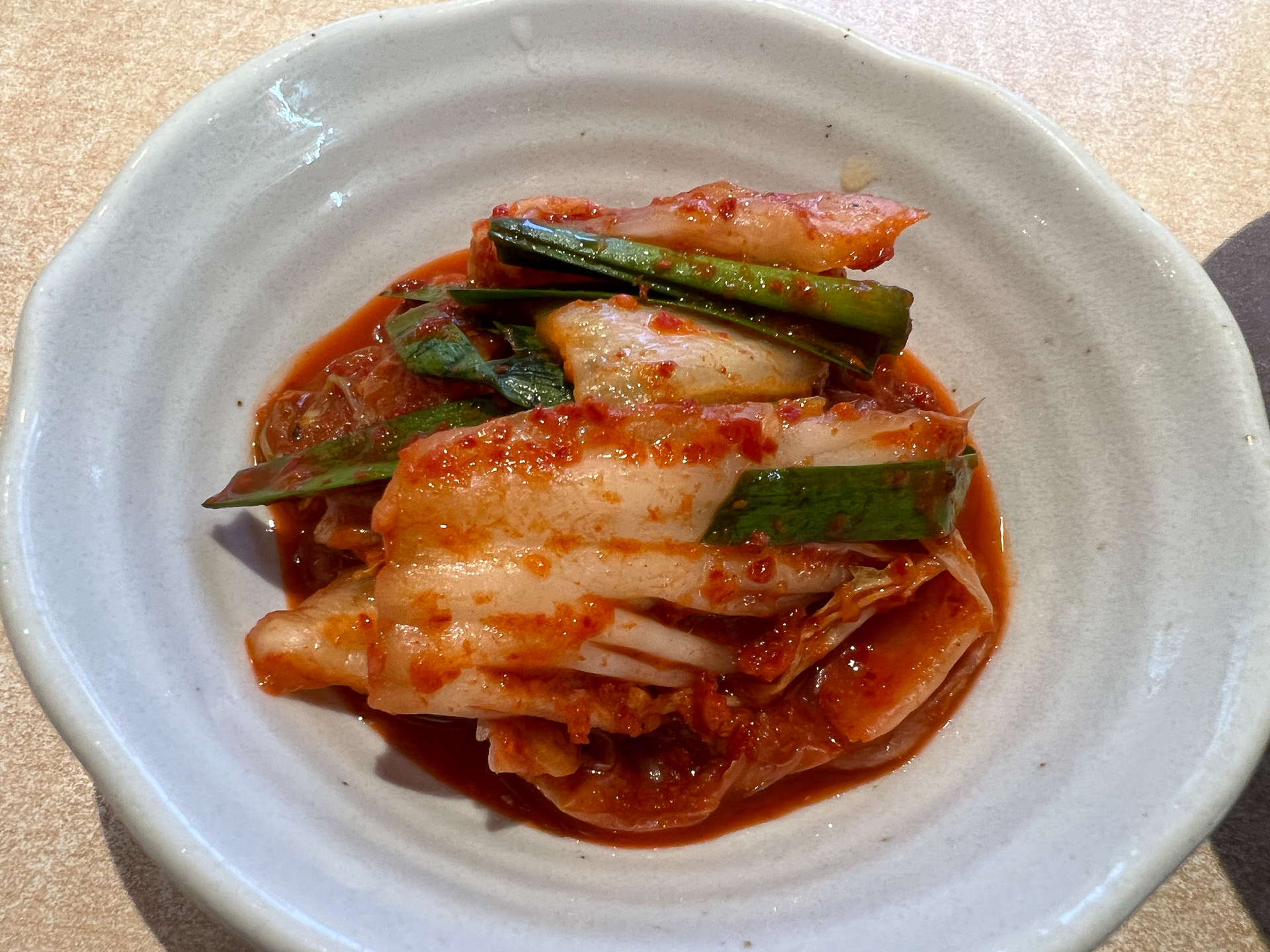 白菜キムチと冷麺。焼肉を出すお店だからか、キムチはサッパリ系