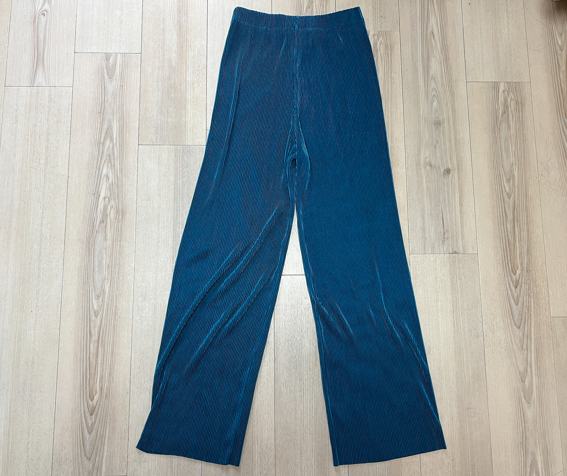 夏によさそうなサテンプリーツパンツ