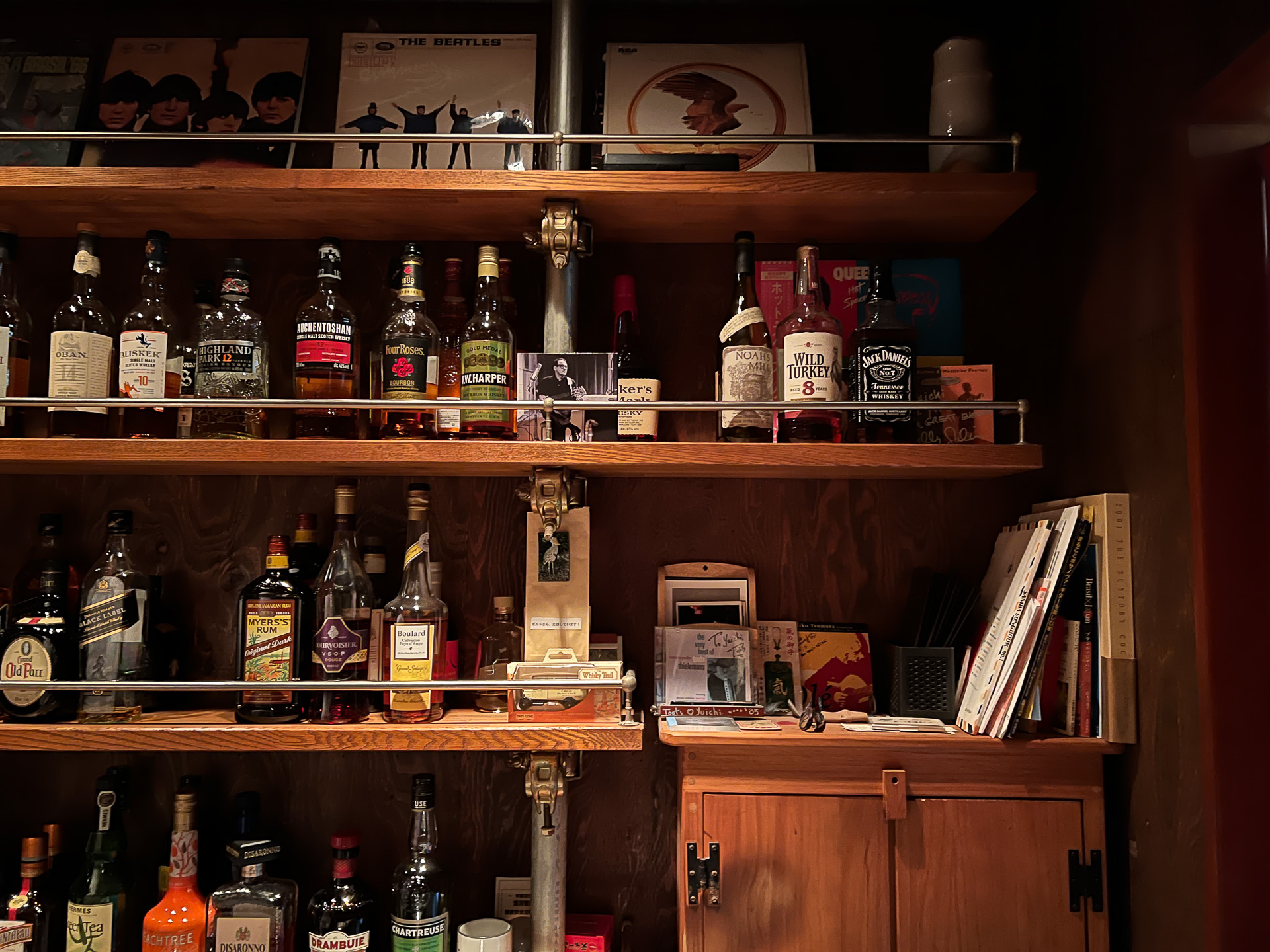 ウッディな内装が心安らぐBar Porto