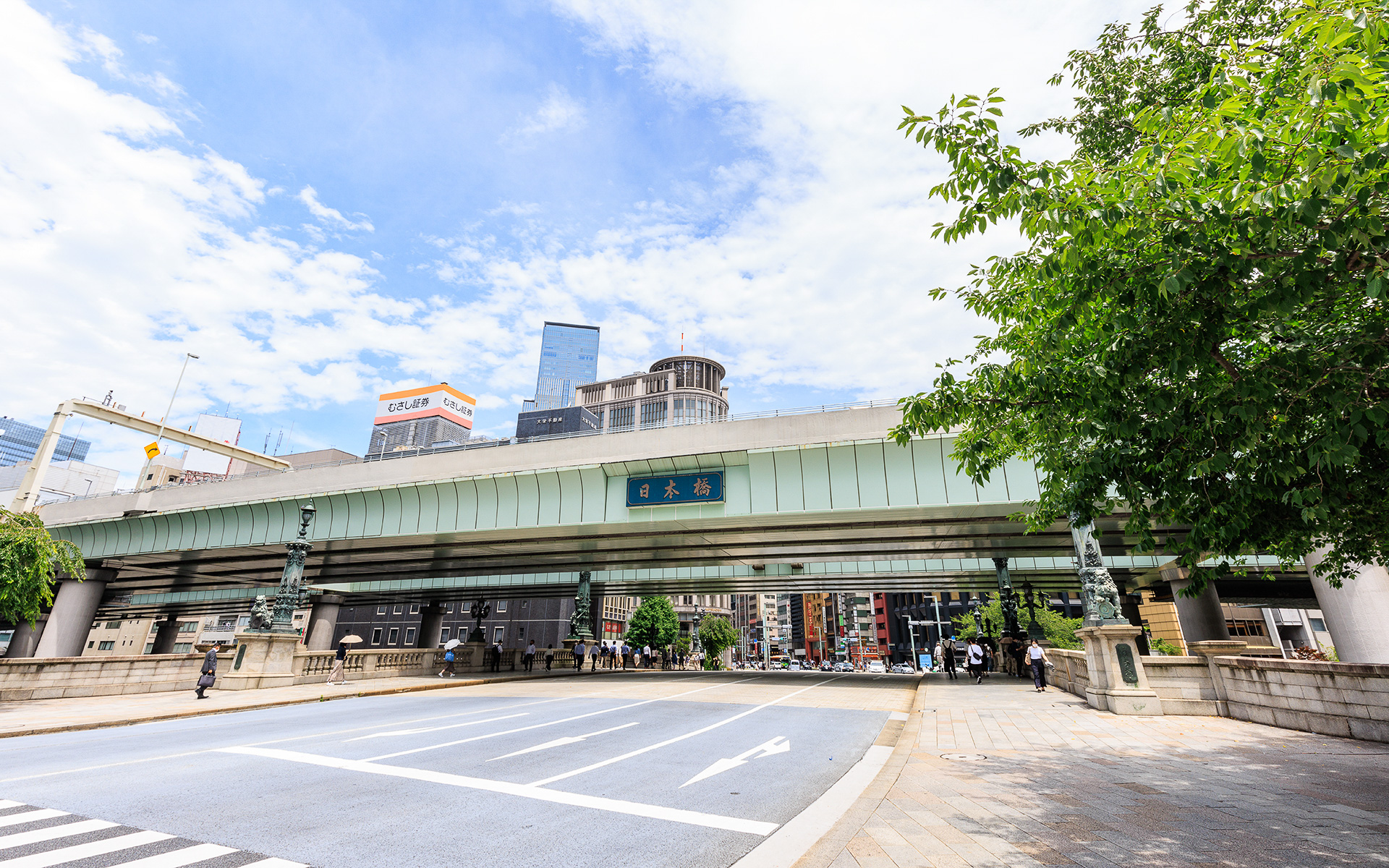 現在の日本橋。橋上を都心環状線の高架橋がまたいでいる