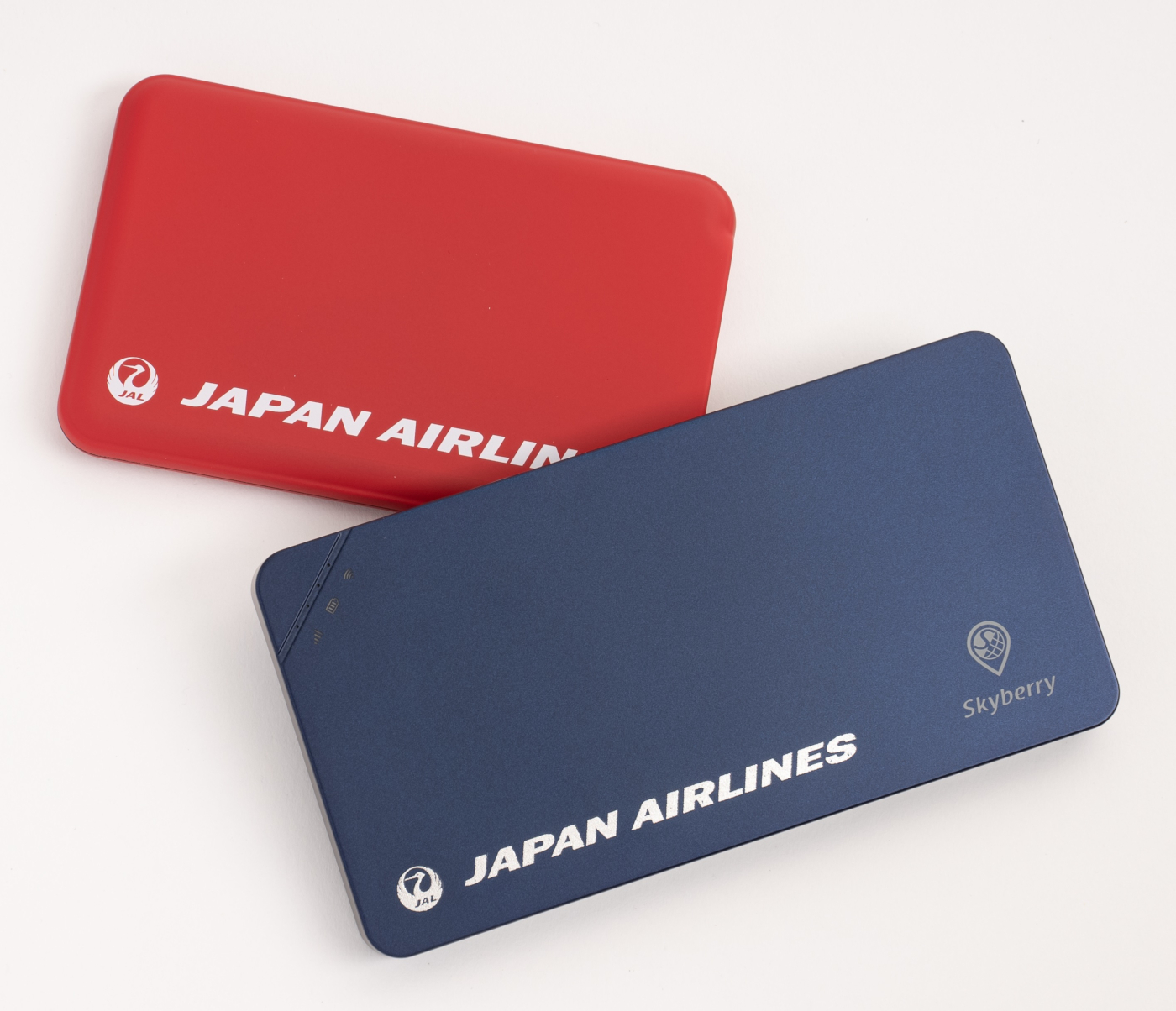 JALスカイベリーダブルロゴ端末とモバイルバッテリー