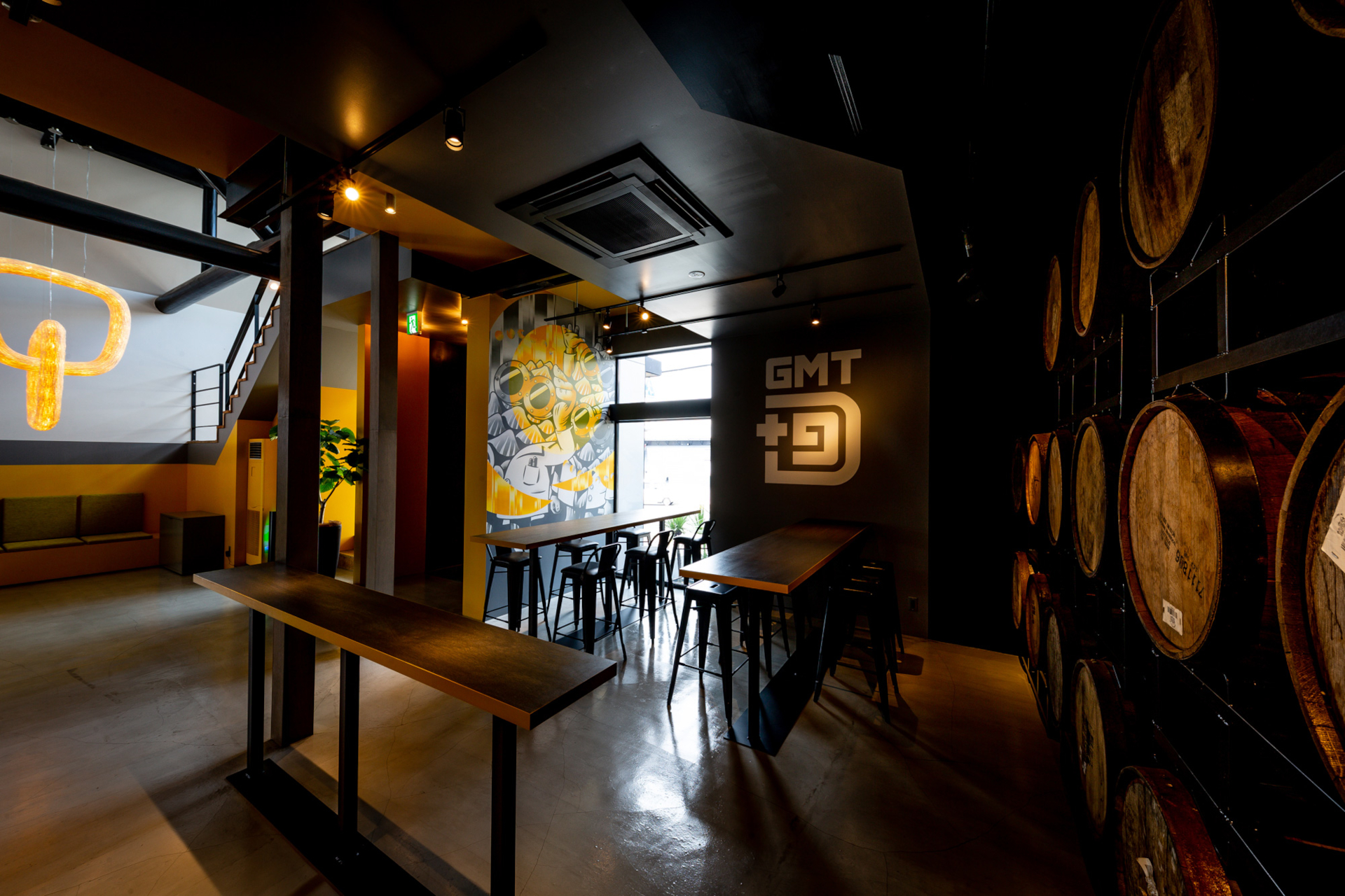 木樽が並ぶバレルラウンジなど、古いフランス料理店を引き継ぎリノベした趣きある館内