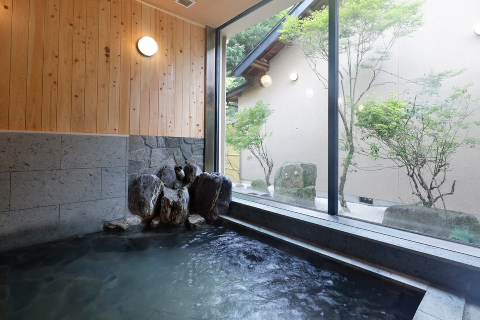 ミシュラン1つ星店監修の囲炉裏料理が味わえる純和風旅館「天然温泉