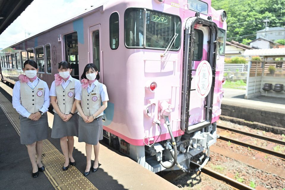 JR西日本、岡山県北エリア巡る観光列車「SAKU美SAKU楽」デビュー。車内