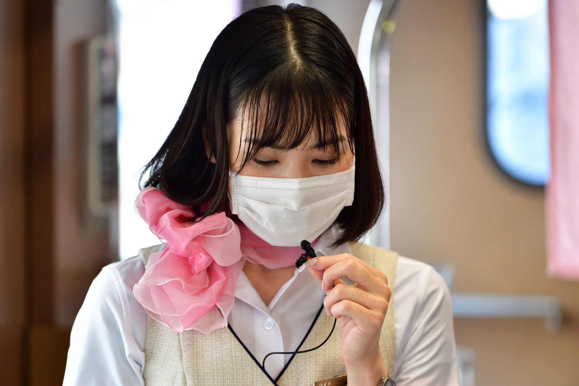 アテンダントが案内してくれる沿線の景色も必見。7月1日のデビューに備えて研修が重ねられている