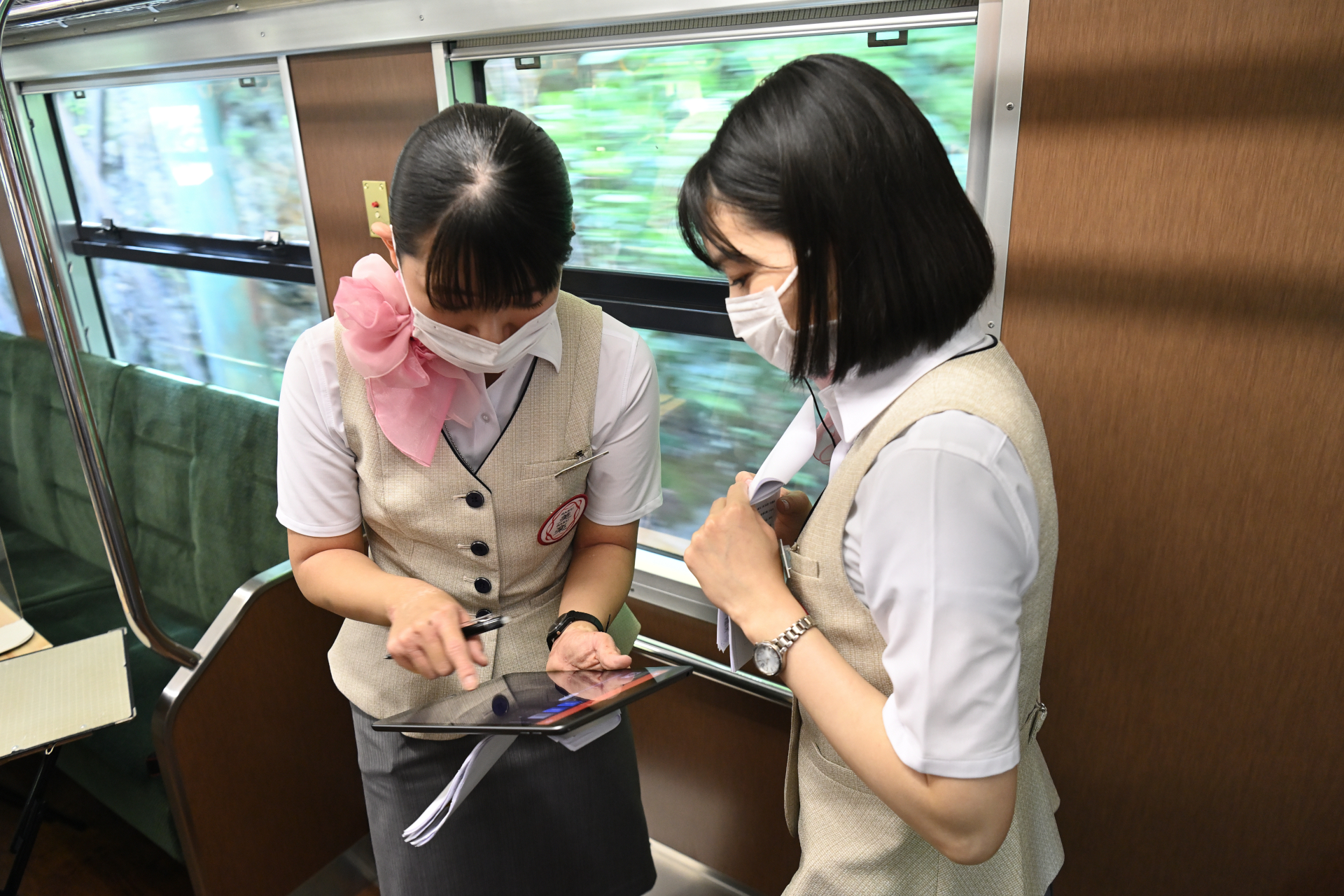 アテンダントが案内してくれる沿線の景色も必見。7月1日のデビューに備えて研修が重ねられている