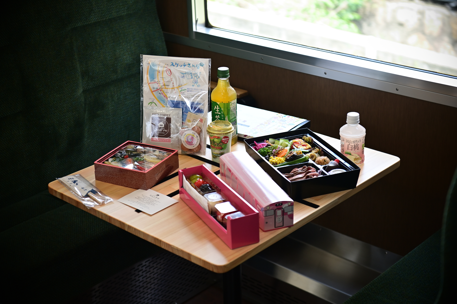 特製弁当やスイーツの一例。提供される内容は運行列車によって異なる