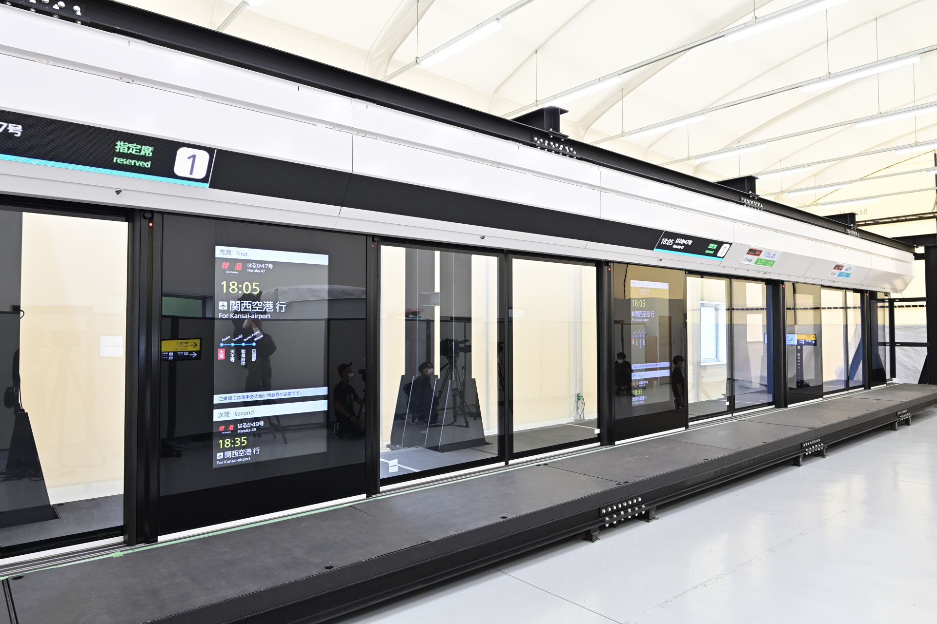 世界初のフルスクリーンホームドア。頭上にある帯状のディスプレイとホームドアに組み込まれたディスプレイ。この2つで列車のあらゆる情報が利用客に提供される