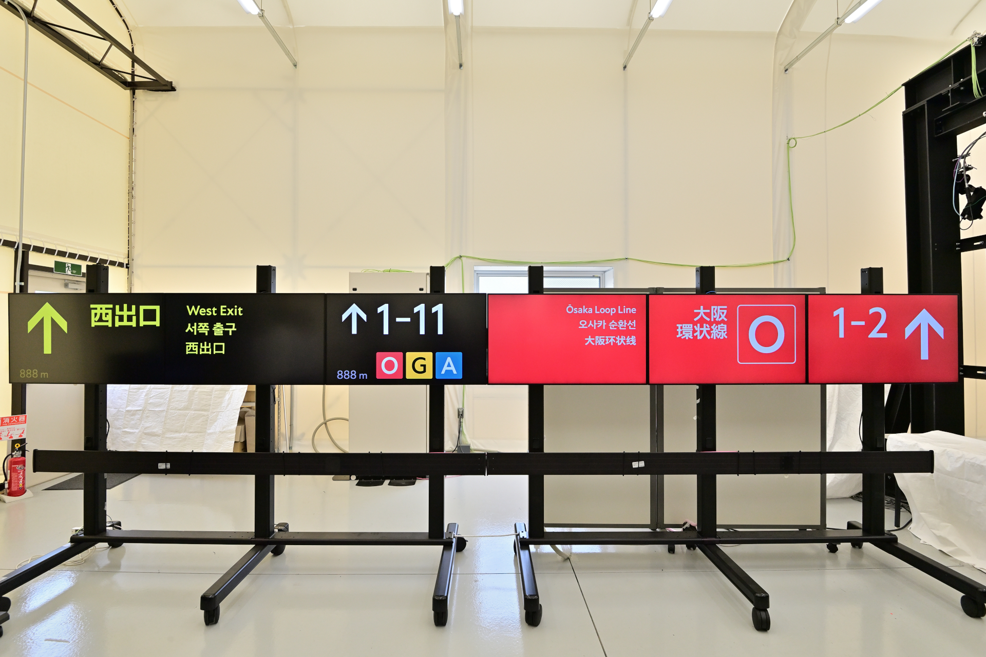 駅でよく見かけるホームの番線案内や駅の出口案内。これも可変サインでは一定間隔であらゆる情報に切り替わる