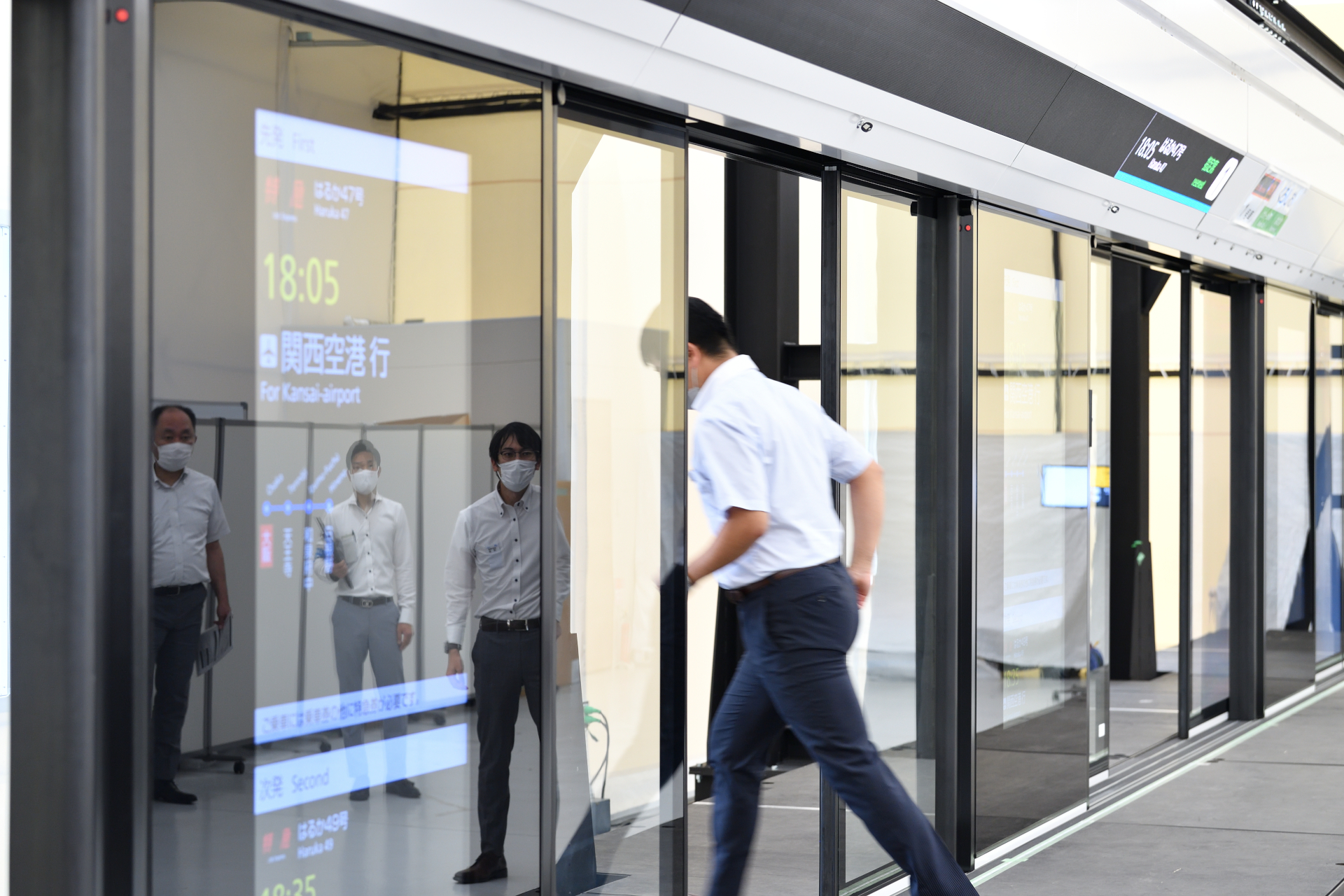 開閉中にドアに触れたり、開閉の障害になるものがあるとドアの動きは止まる