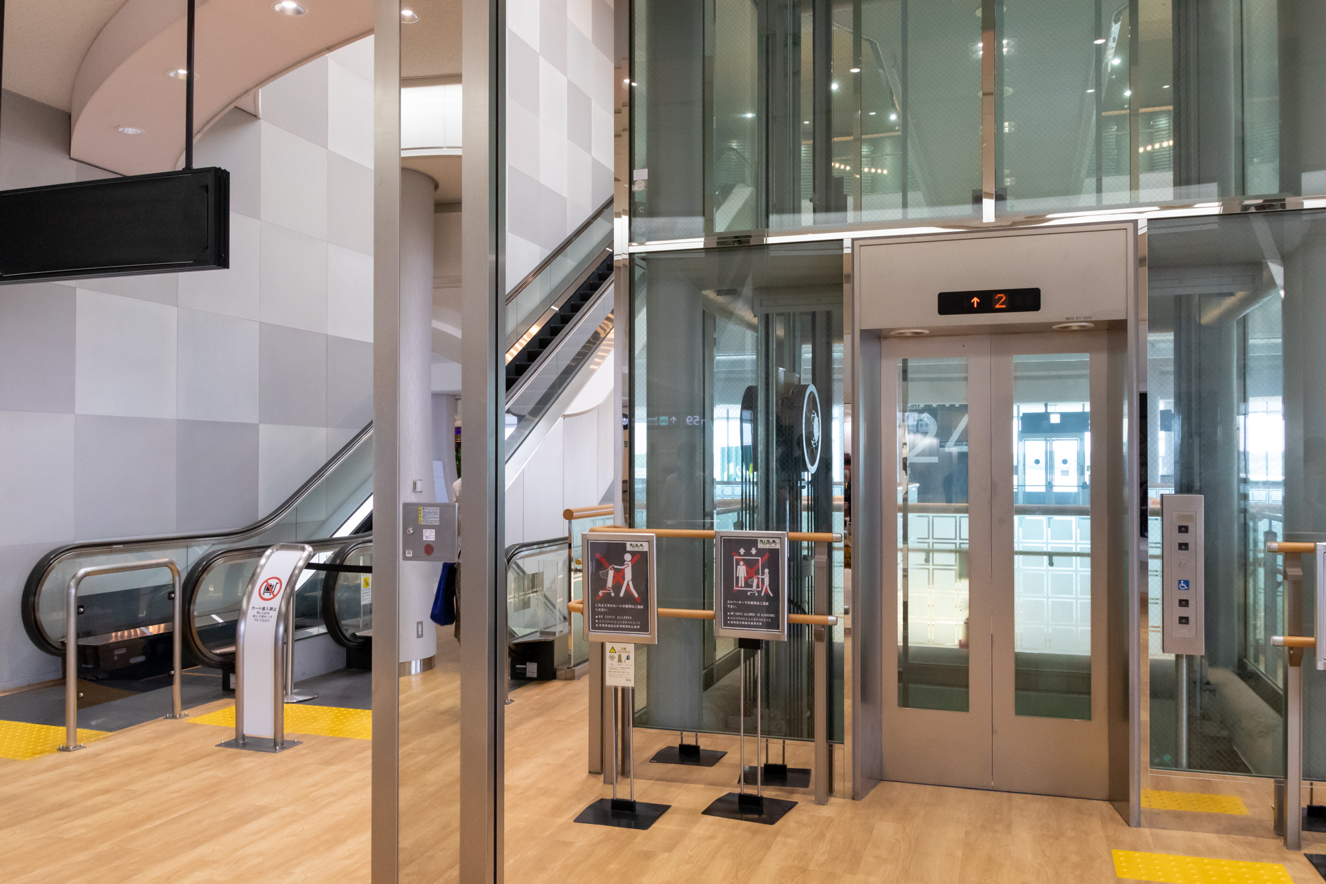 エスカレーターまたはエレベーターで移動できる