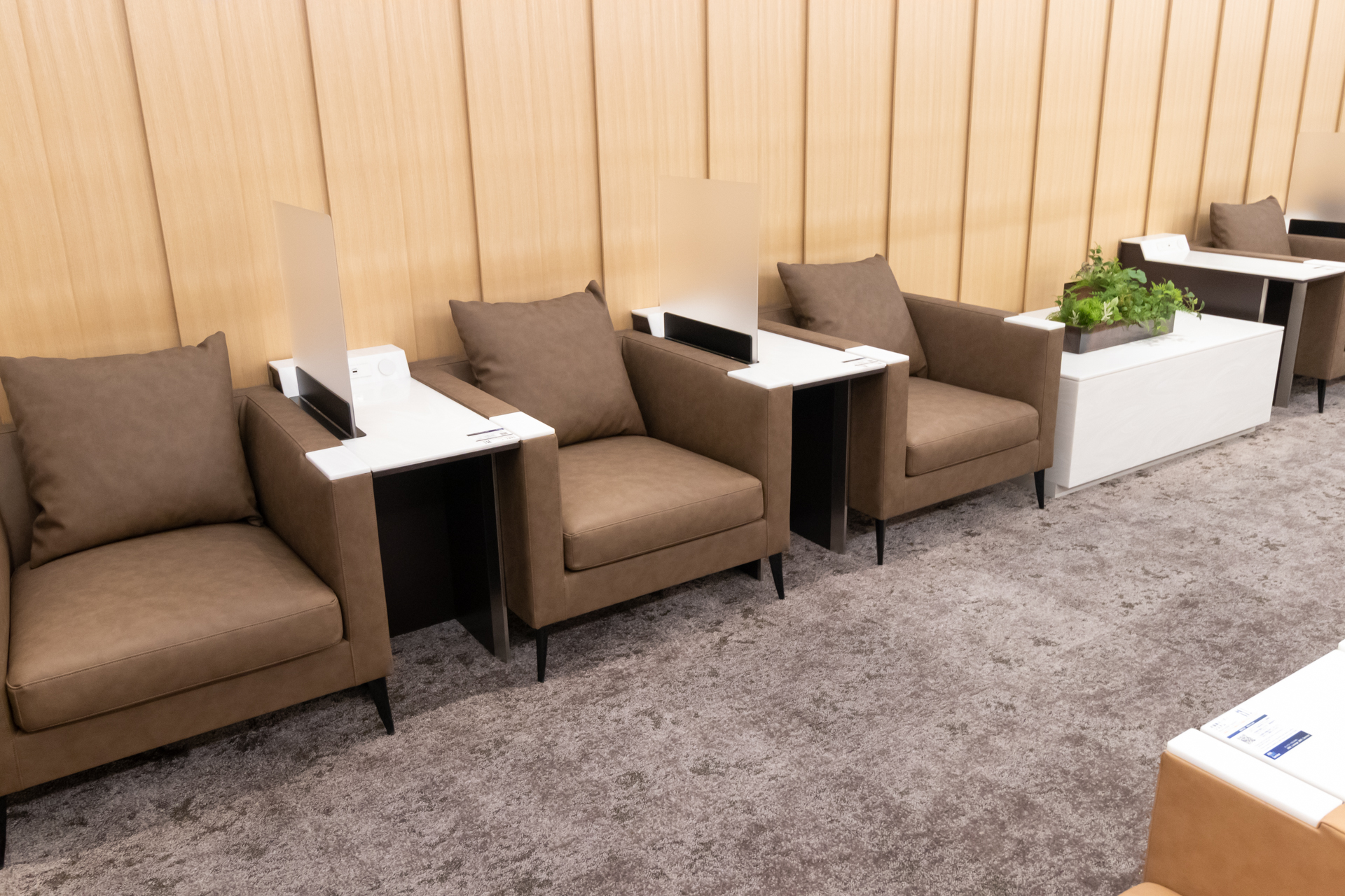 ソファー席やデスク席、テーブル席などがある