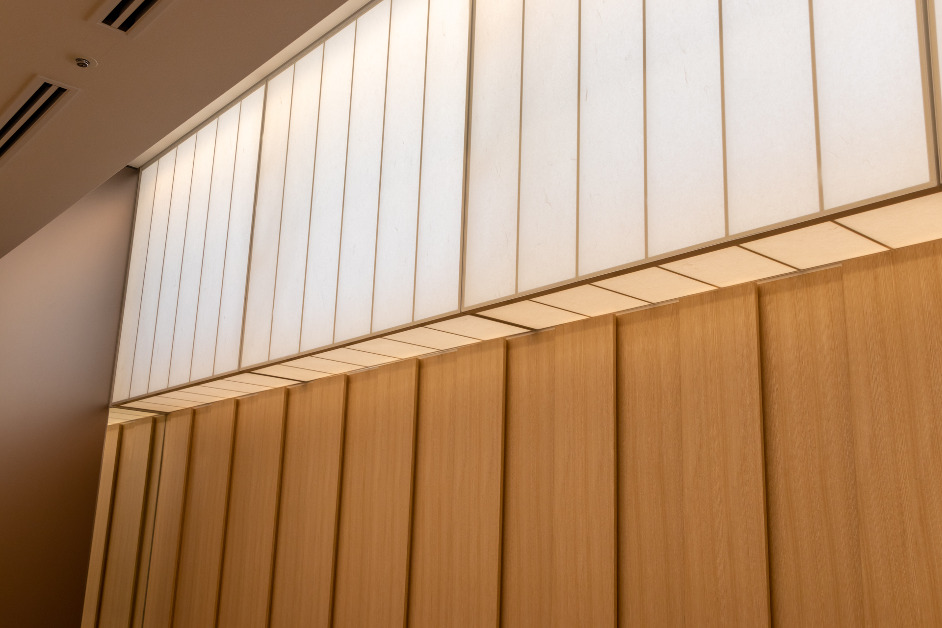 壁には栓が使われており、美しい木目が和のテイストを醸し出している