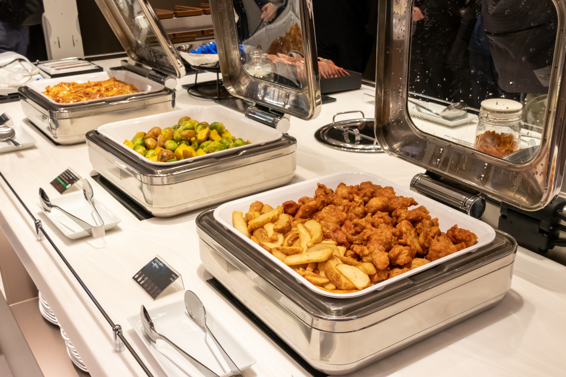 鶏から揚げやフライドポテト、ラザニアなどのホットミール