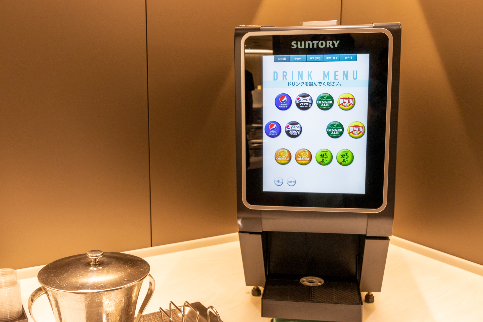 ソフトドリンク、ビール、コーヒー、アルコール類が楽しめるドリンクバー。ANAオリジナルブレンドワインも置いてある