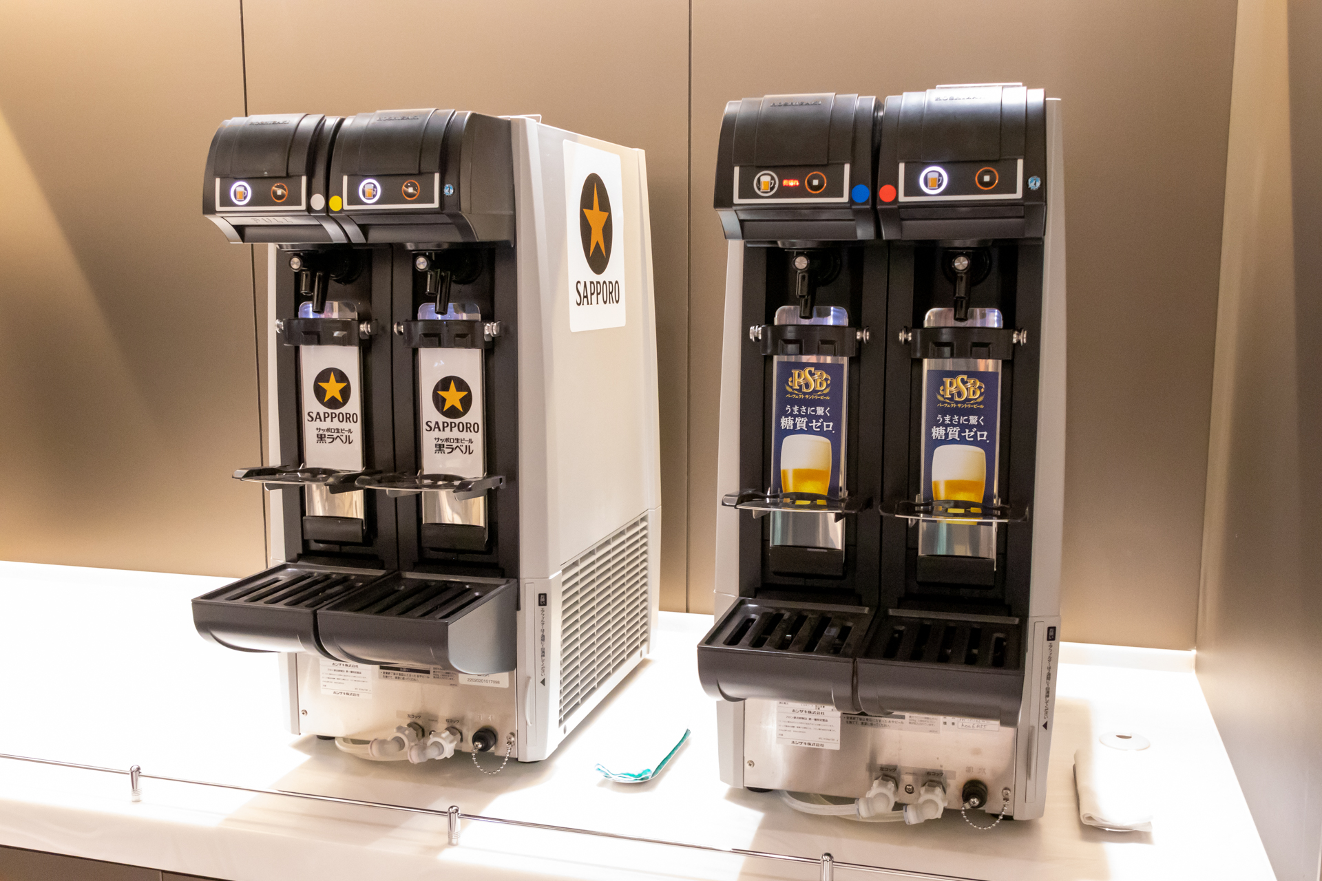 ソフトドリンク、ビール、コーヒー、アルコール類が楽しめるドリンクバー。ANAオリジナルブレンドワインも置いてある