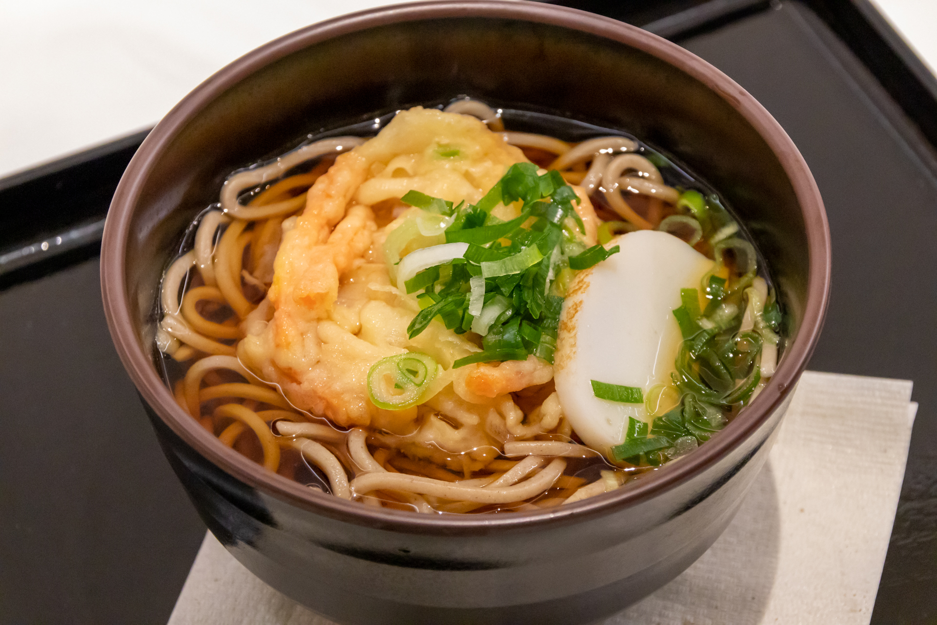 かき揚げそば。もちろんこちらもうどんにできる