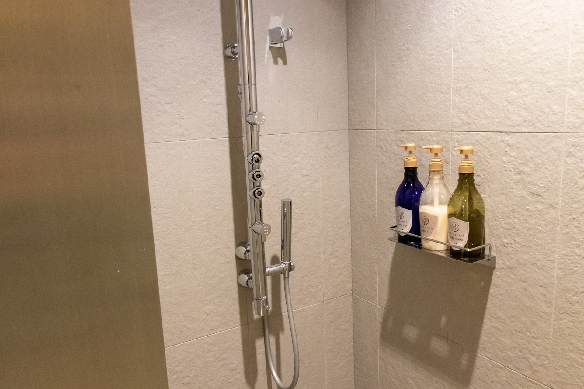 室内はシャワーブースのほか、トイレや洗面台、クローゼット、ソファなど、一通りの設備を備えている