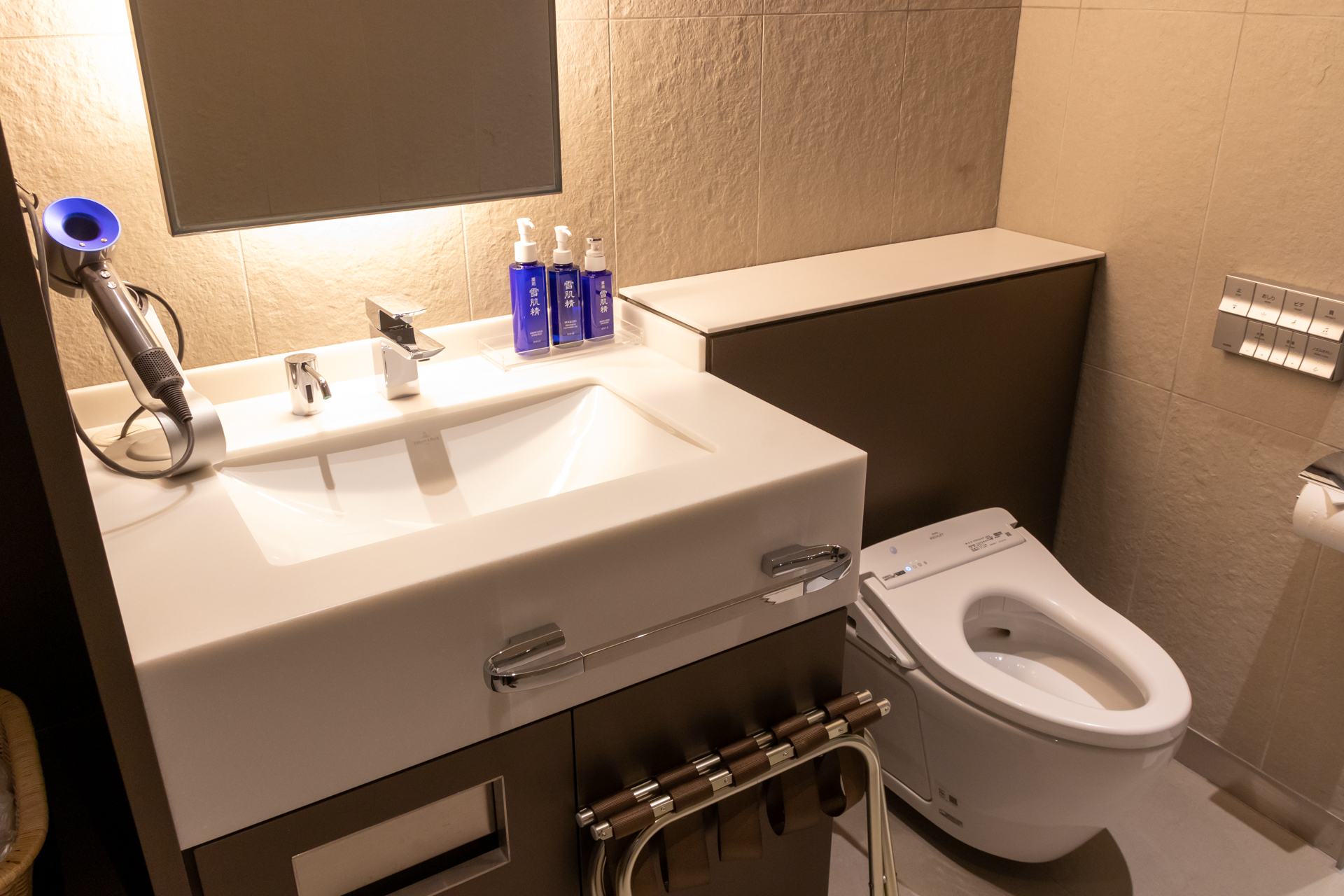 室内はシャワーブースのほか、トイレや洗面台、クローゼット、ソファなど、一通りの設備を備えている