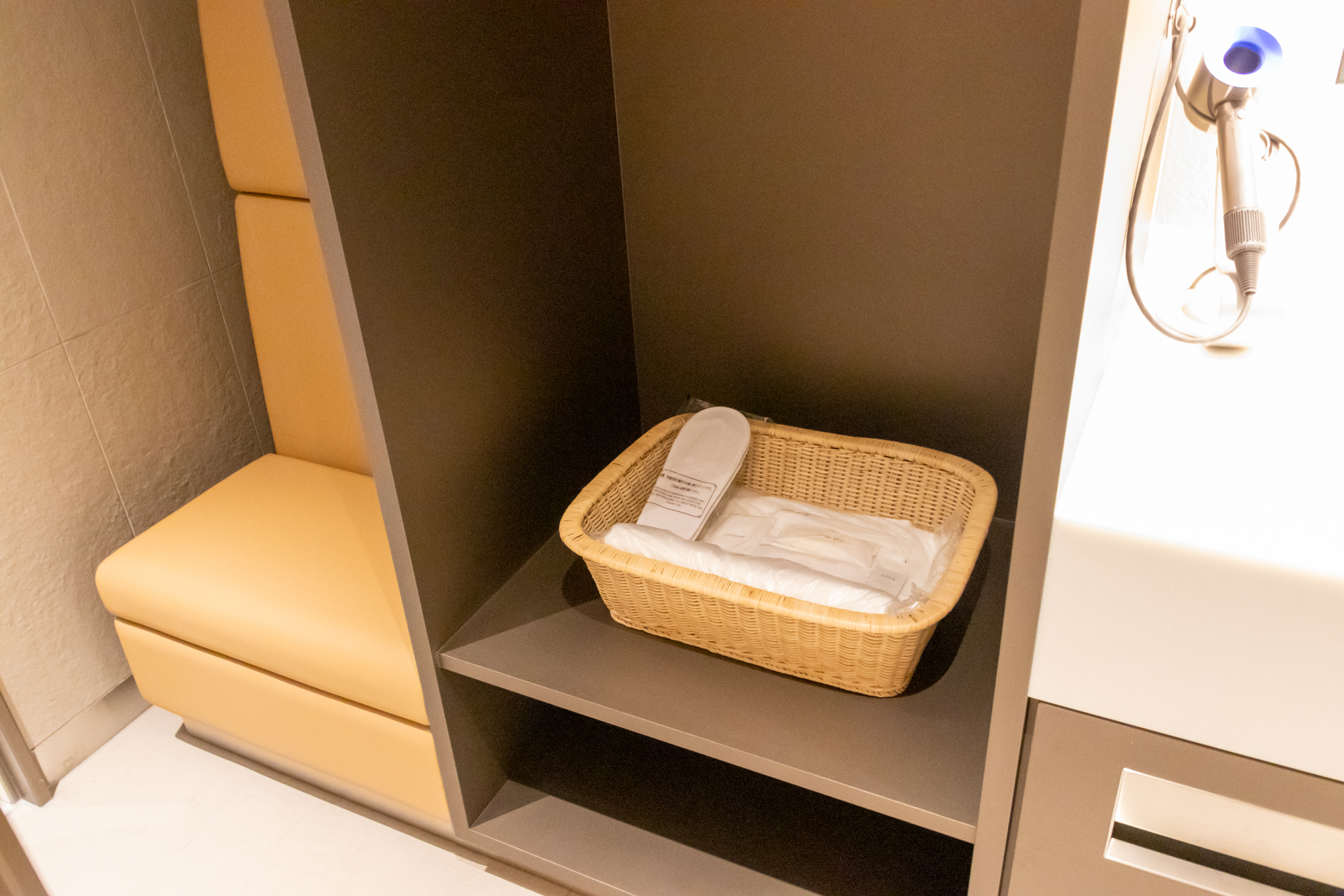 室内はシャワーブースのほか、トイレや洗面台、クローゼット、ソファなど、一通りの設備を備えている