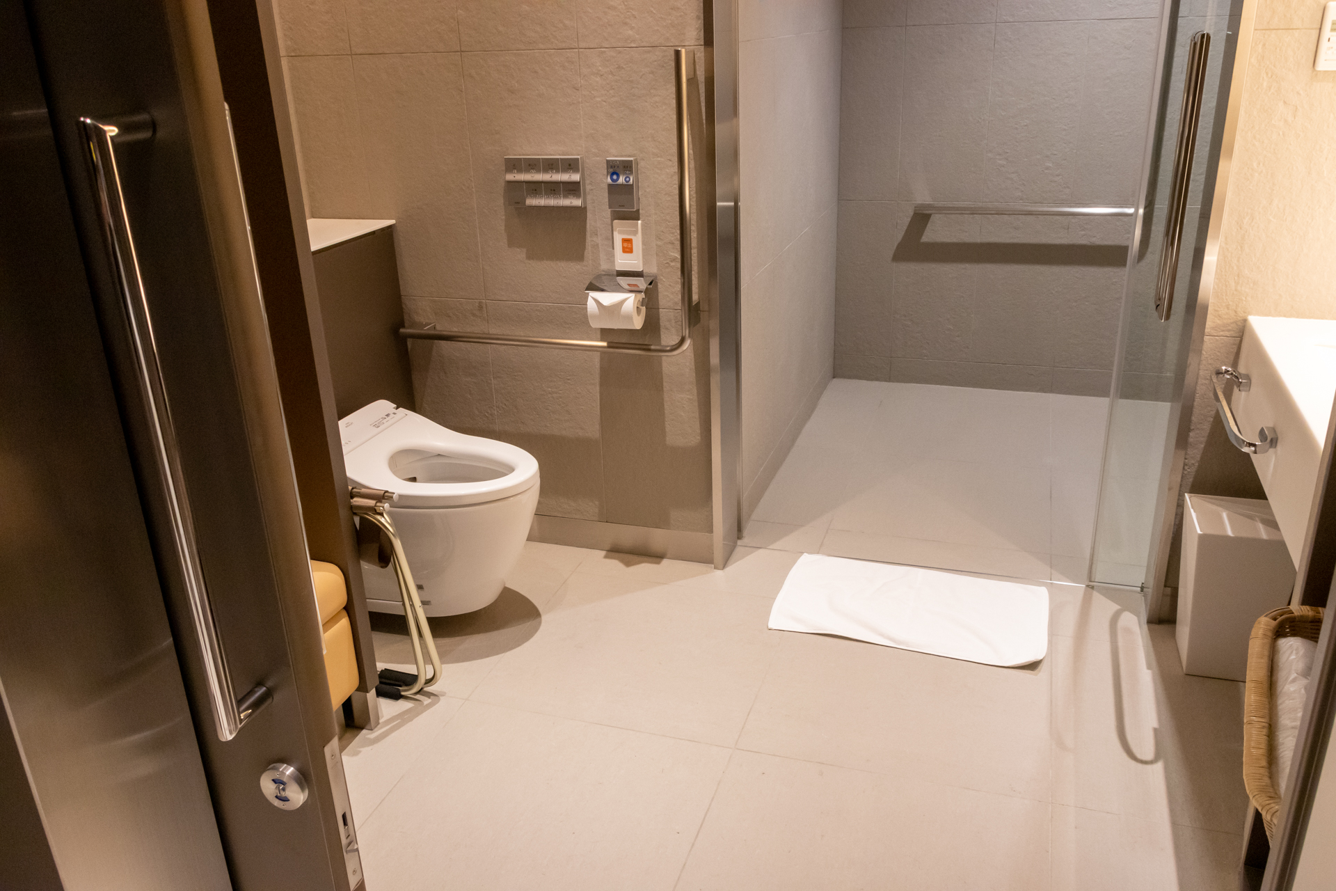 こちらは車いすの利用者でも使いやすいように部屋のなかは広めで、ドアはスライド式になっている。各所に手すりも取り付けてある