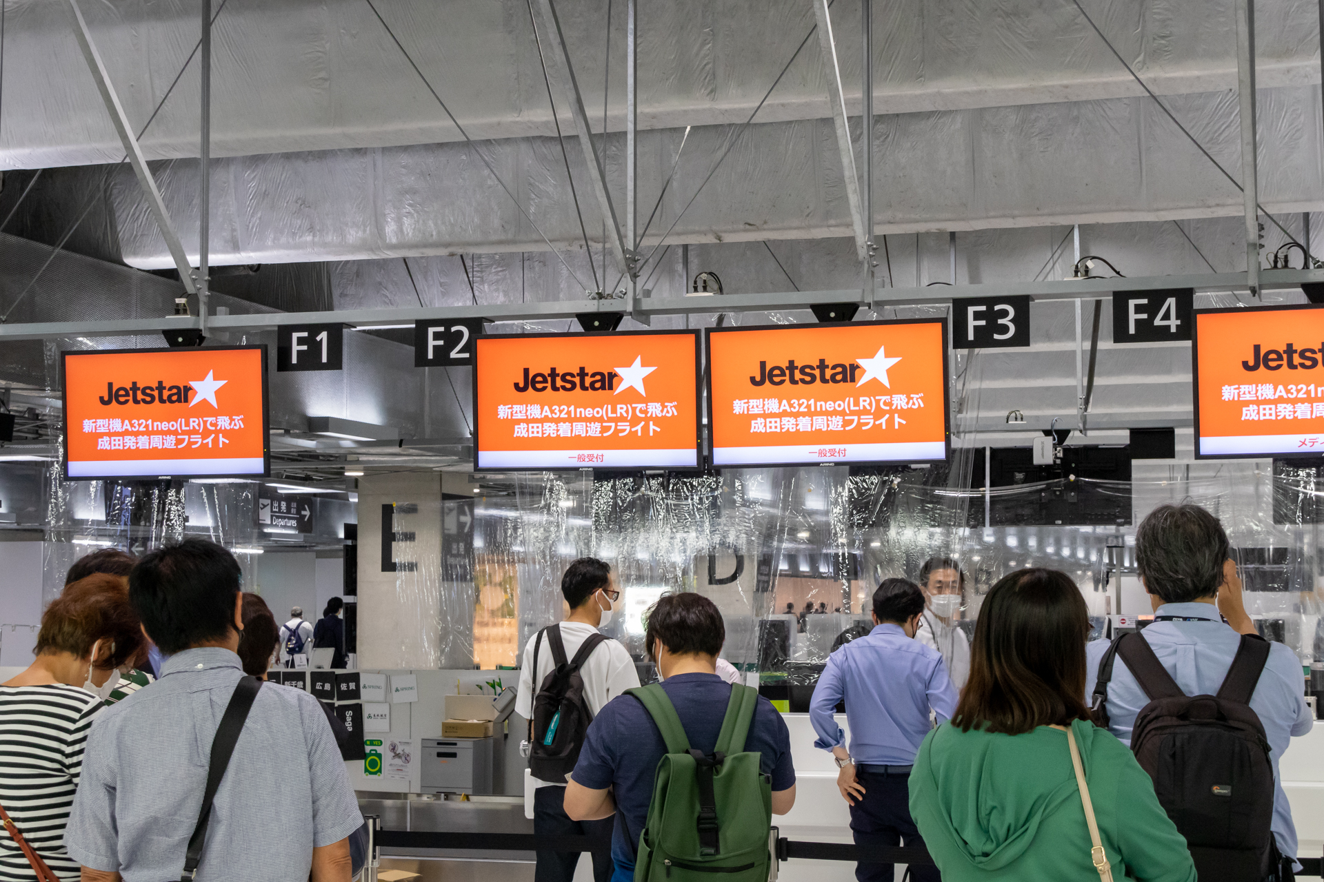 チェックインカウンターで受付をするツアー客