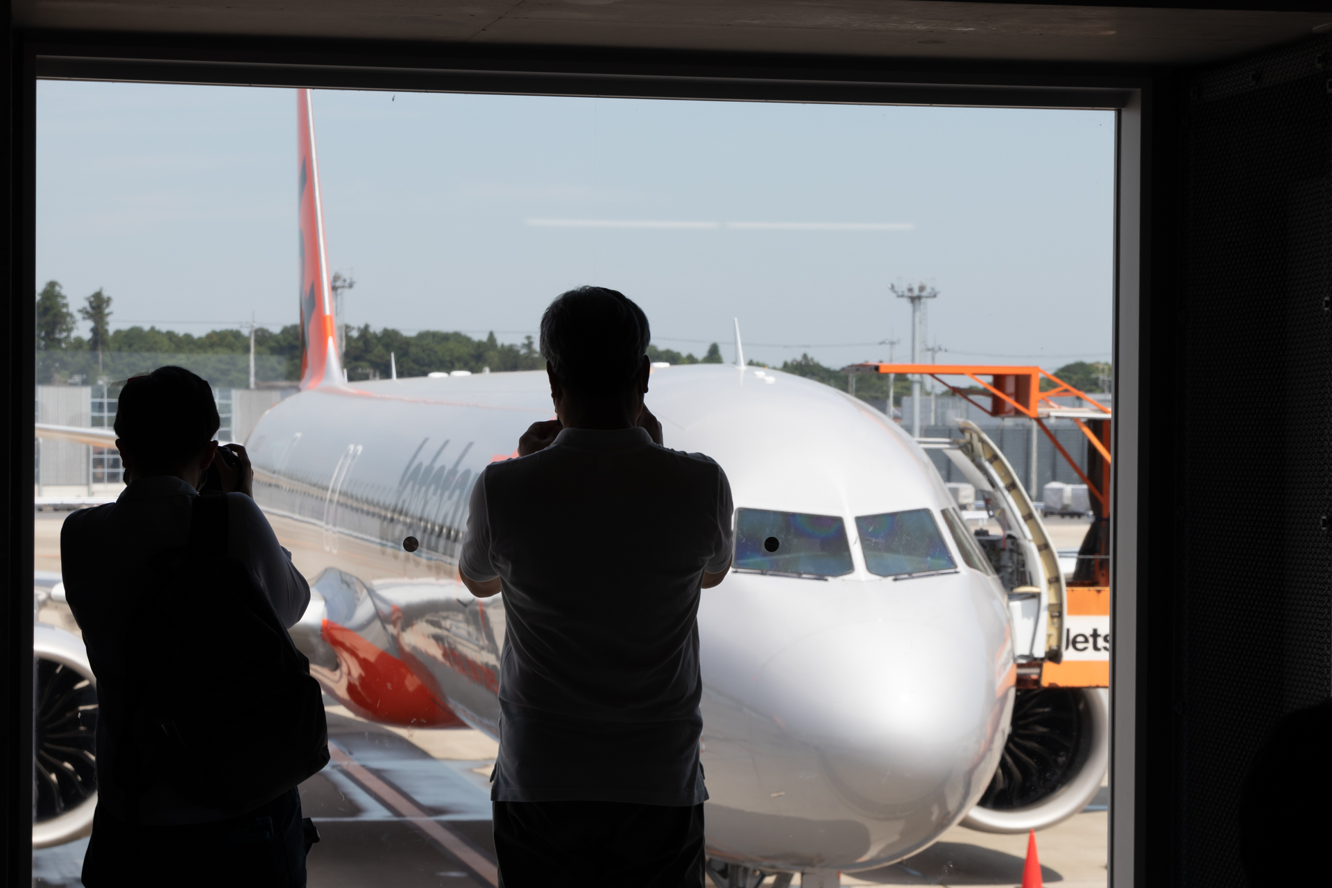 新しい機体に、新しい塗装ということで、出発ゲート前では多くの人がカメラを構えていた