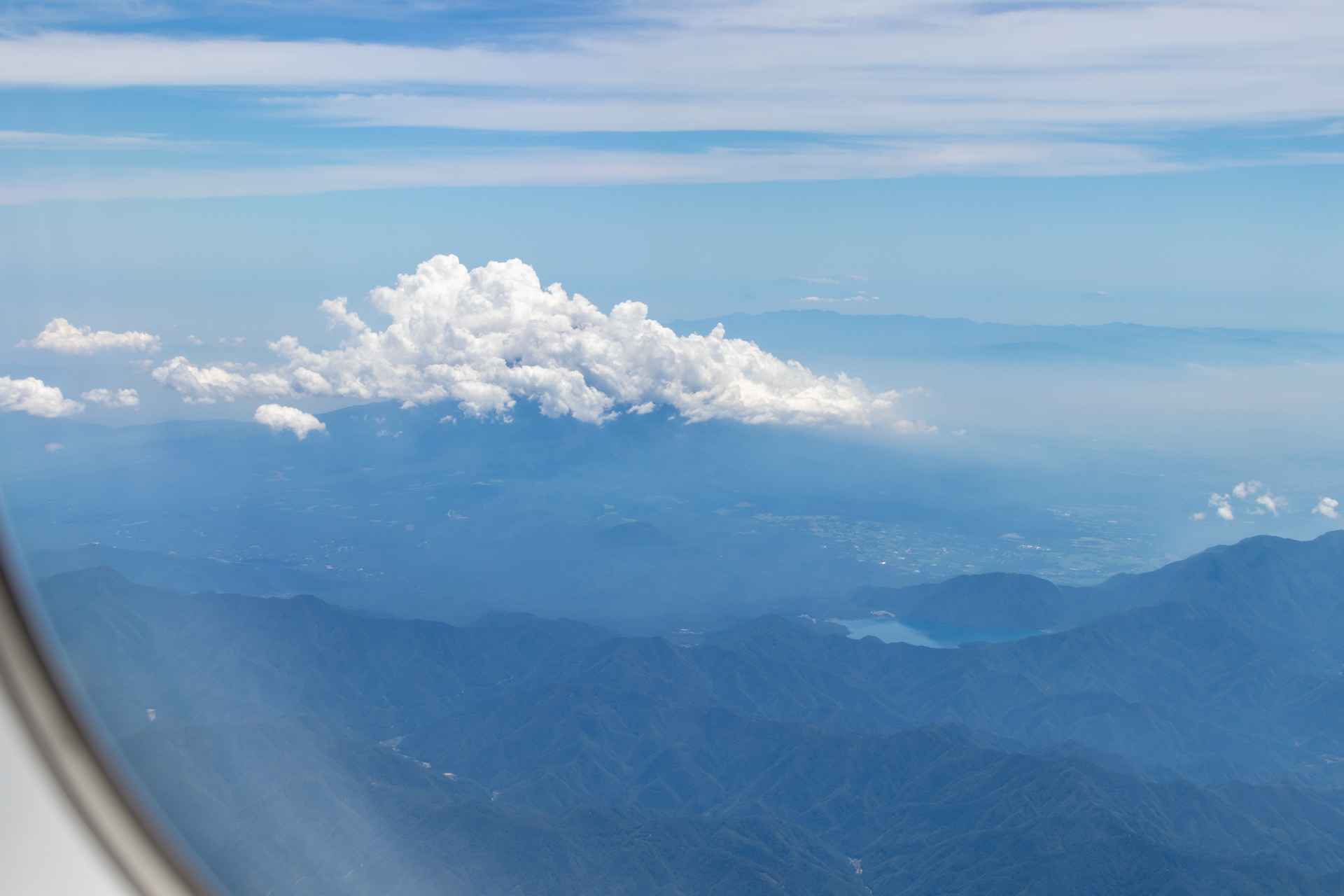 残念ながら当日の富士山は雲に覆われており、上空から見ることはできなかった