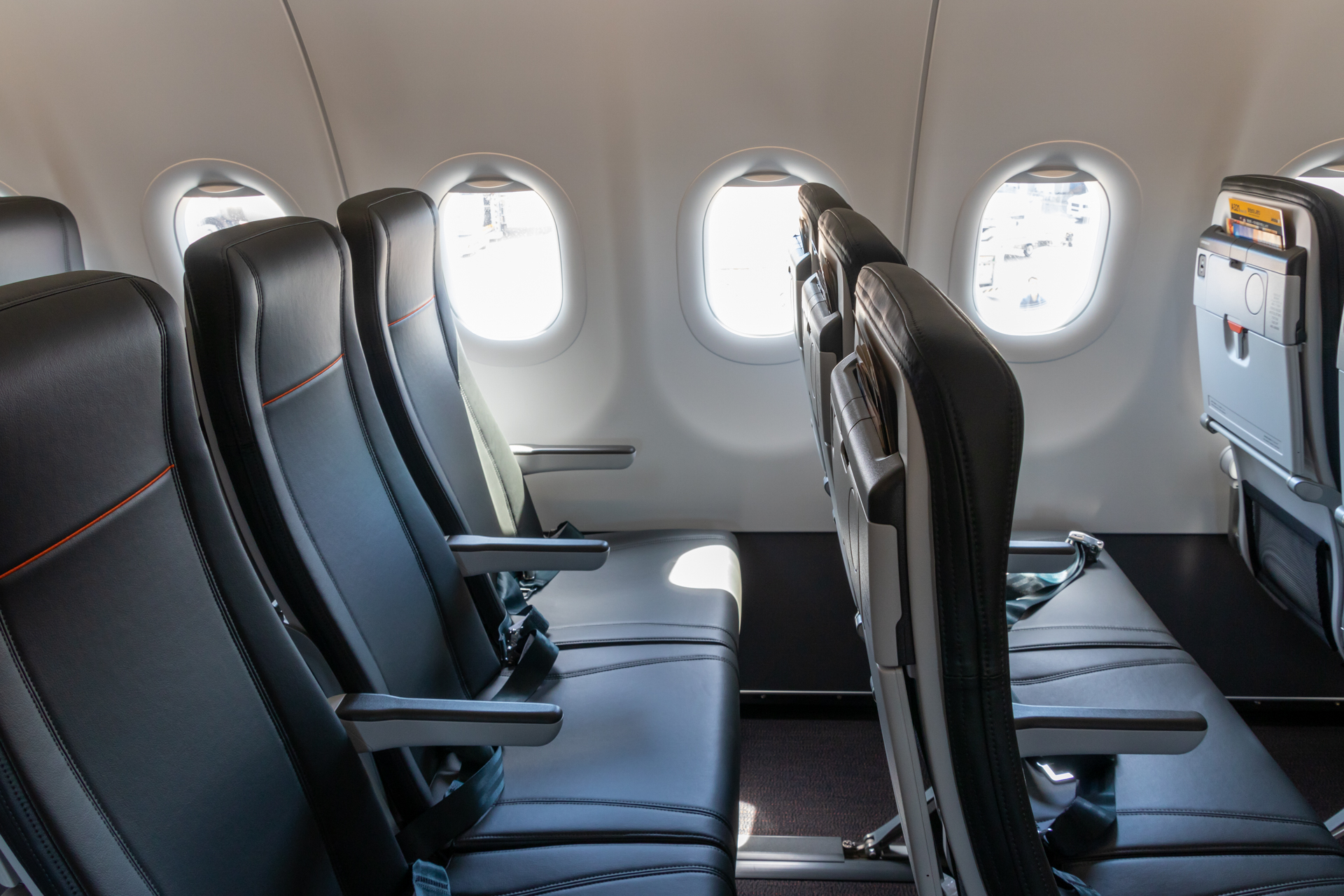 シートはスリムなデザインが特徴のRecaro「BL3710」