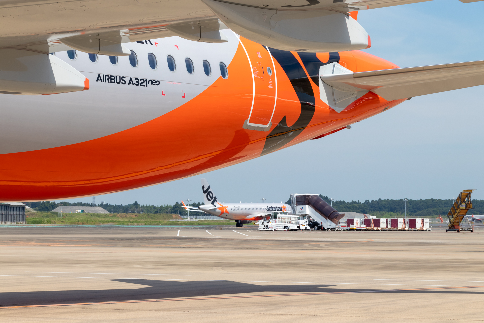 後方のA320ceoと比べるとだいぶ異なるのが分かる