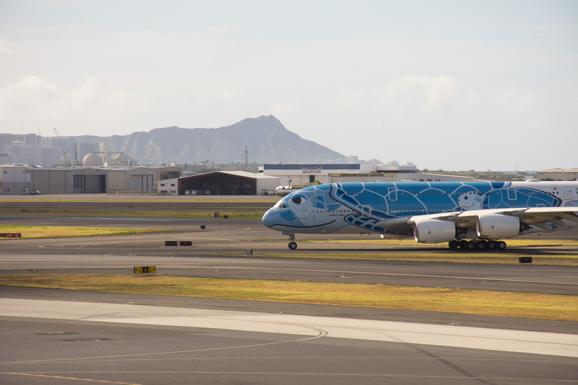 ホノルルへ到着したNH184便。ダイヤモンドヘッドやワイキキの市街を背にスポットインしてくる